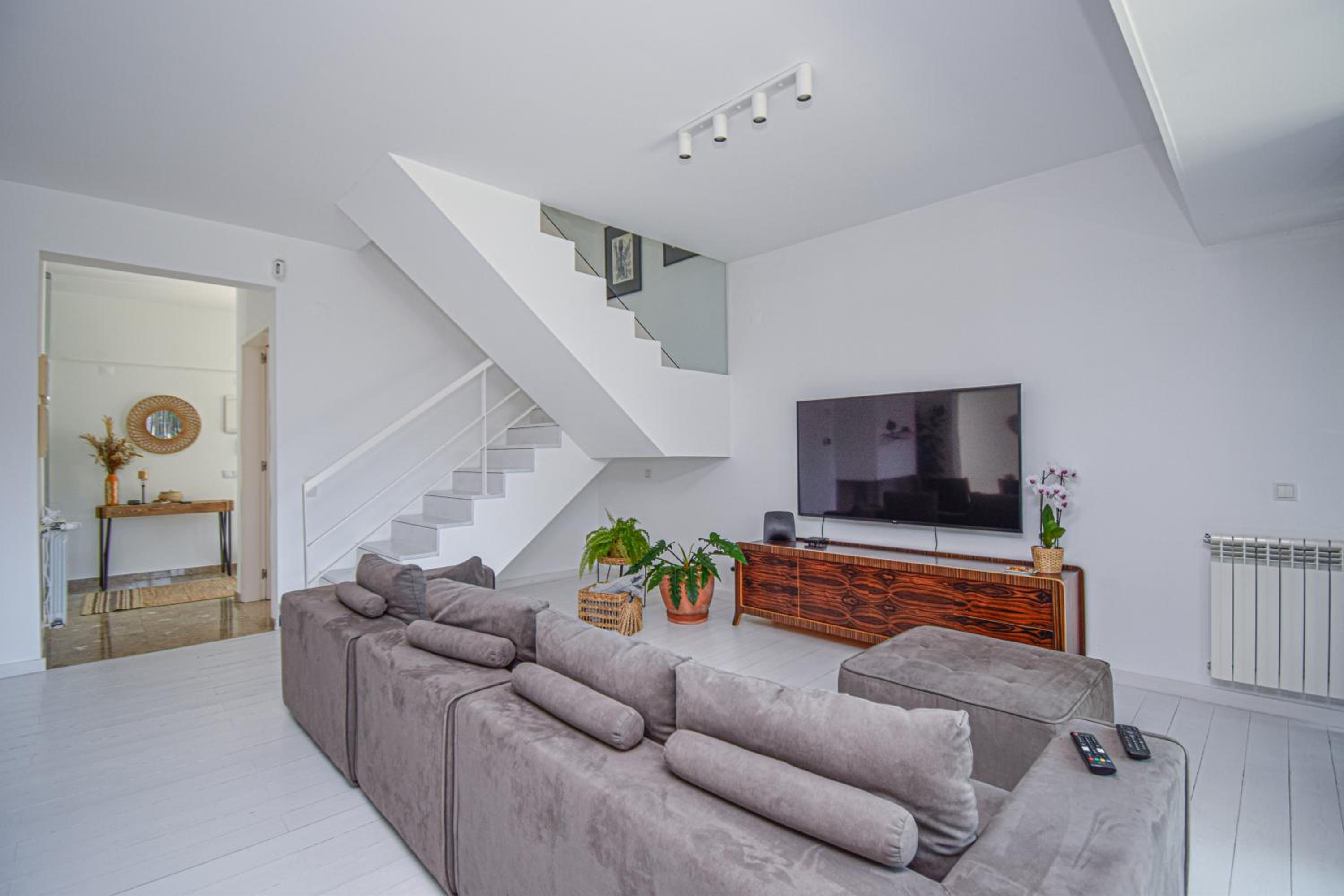 Spacious VIlla with Swiming Pool and Terrace view 5