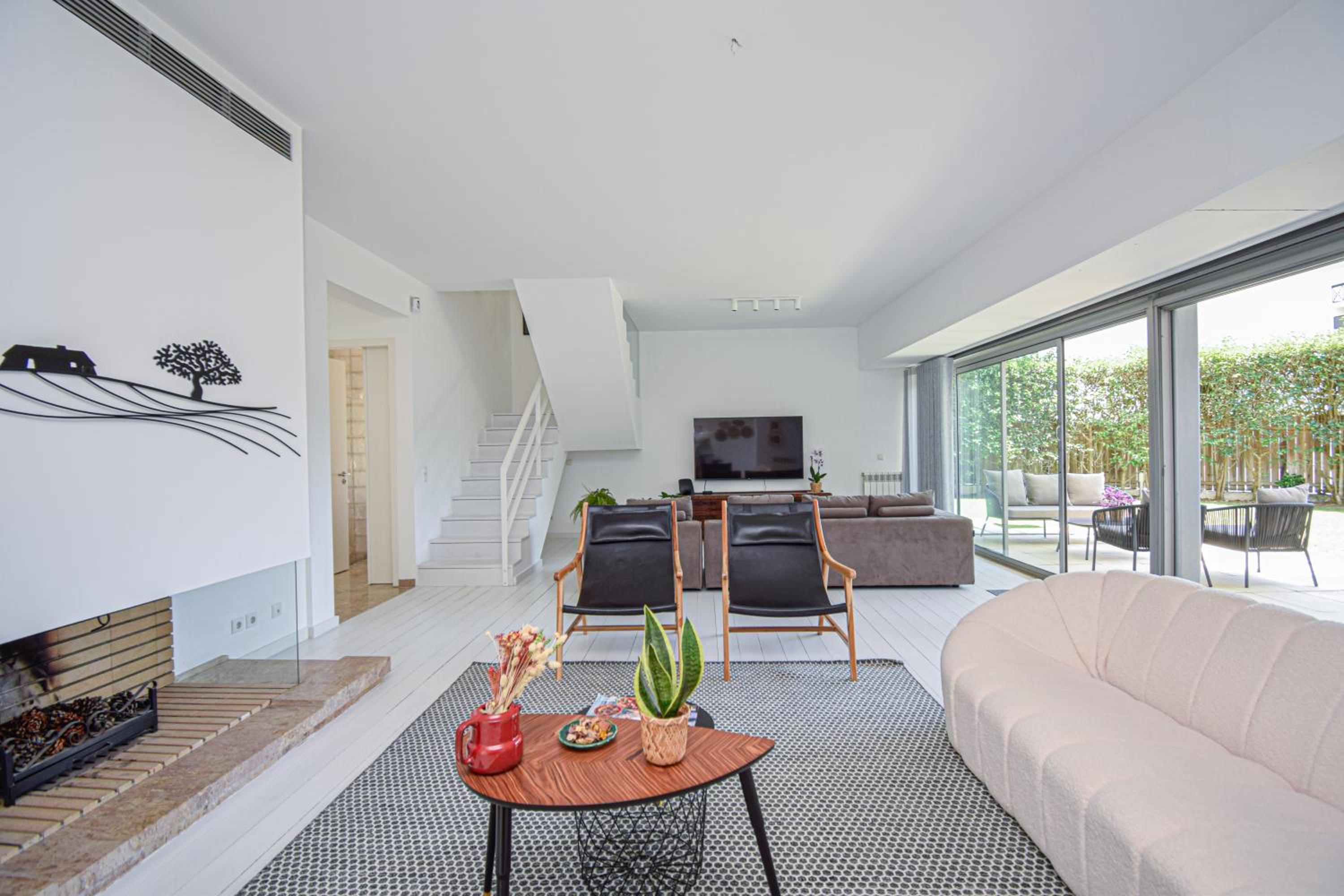 Spacious VIlla with Swiming Pool and Terrace view 3