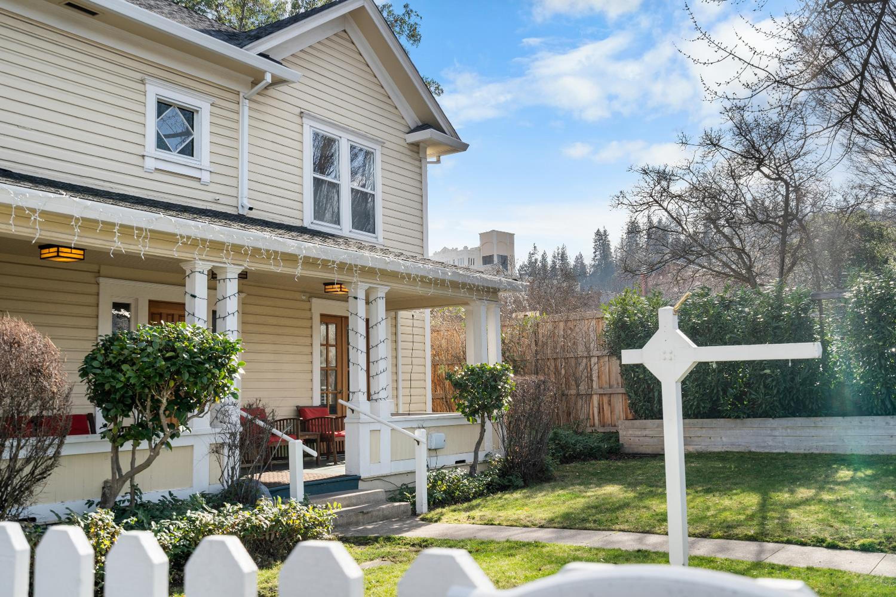 Ashland Vacations - Pioneer Vacation Rentals - Pioneer South downtown Ashland - Property Image 1