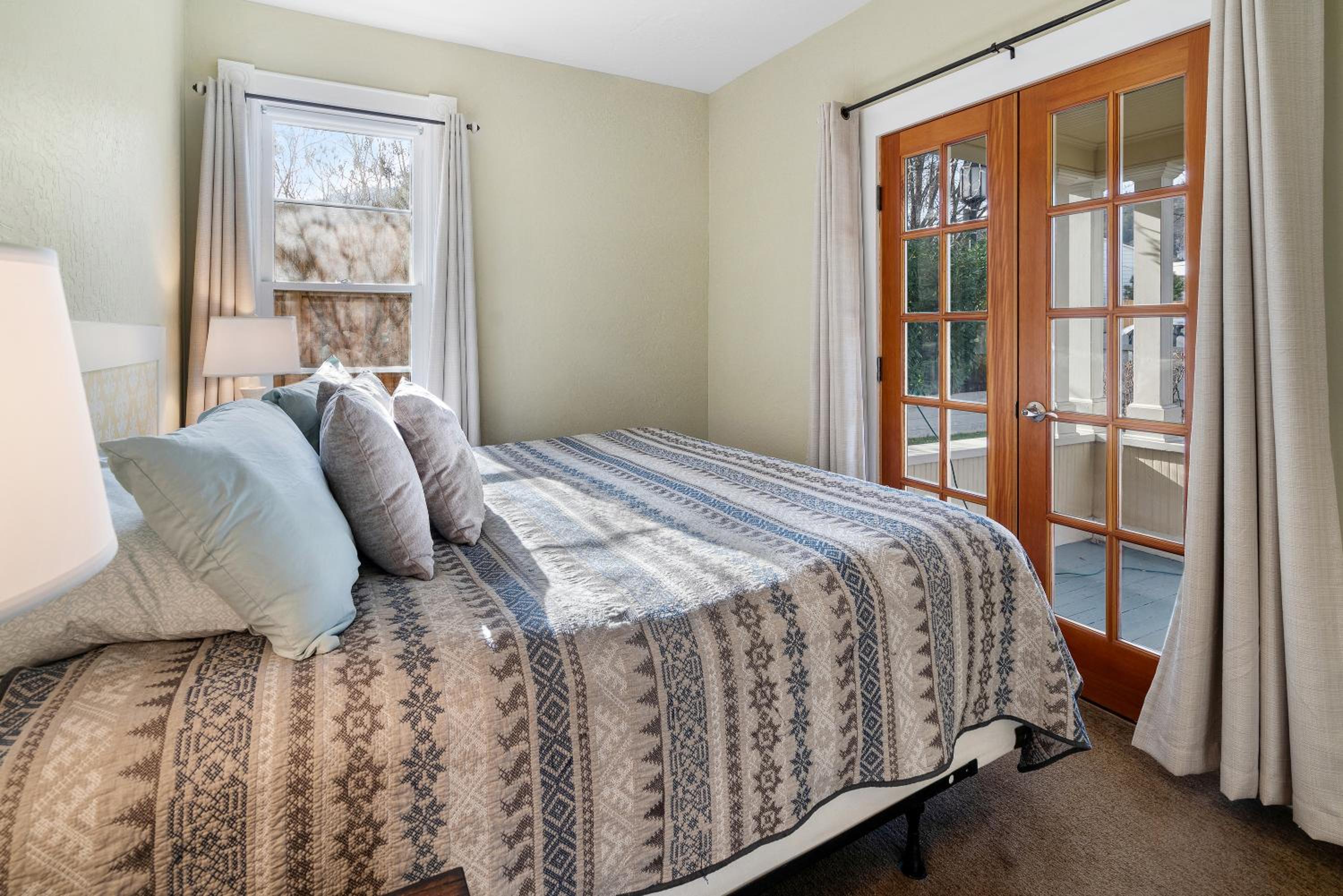 Ashland Vacations - Pioneer Vacation Rentals - Pioneer South downtown Ashland - Property Image 17