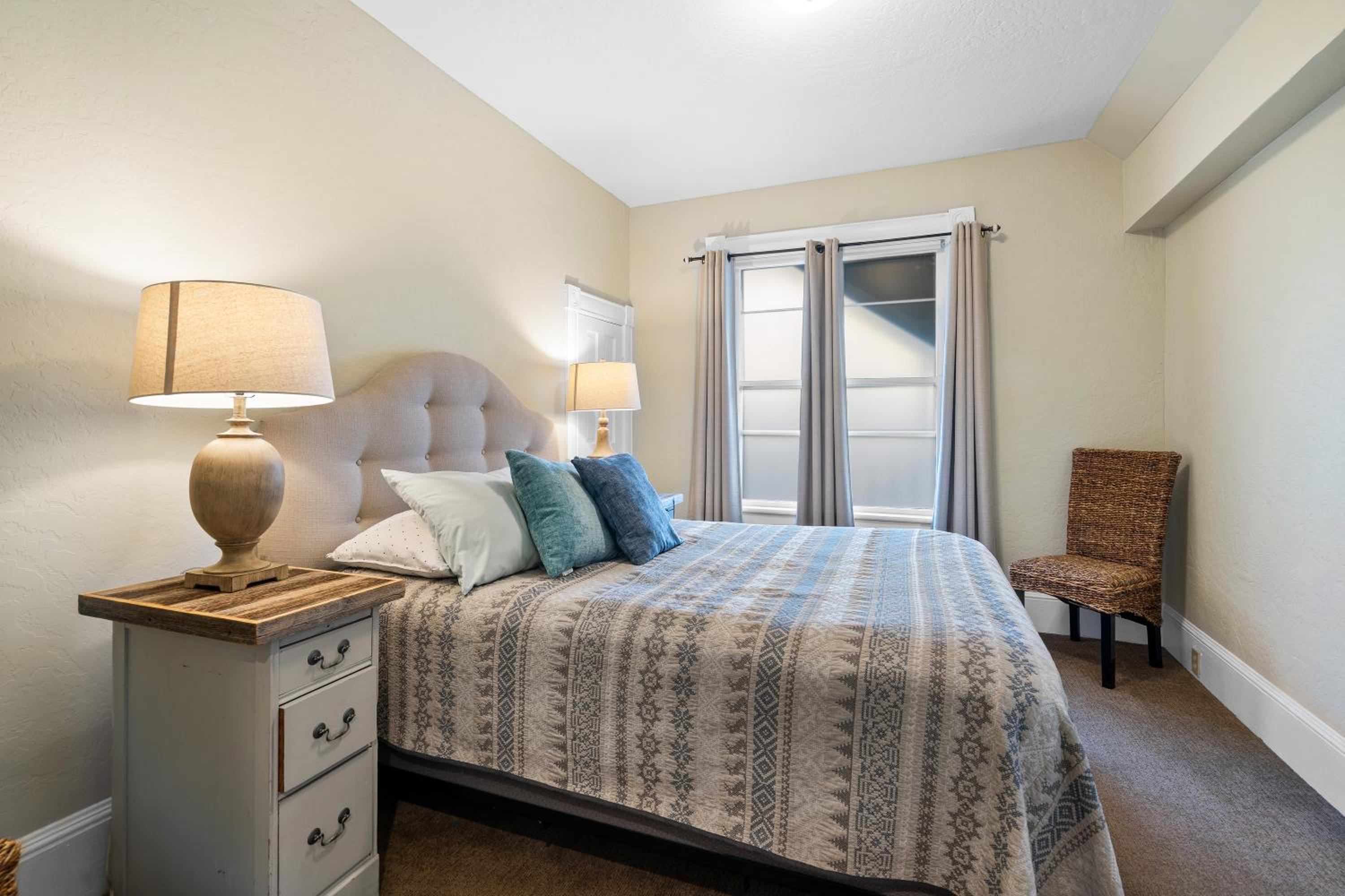 Ashland Vacations - Pioneer Vacation Rentals - Pioneer South downtown Ashland - Property Image 10