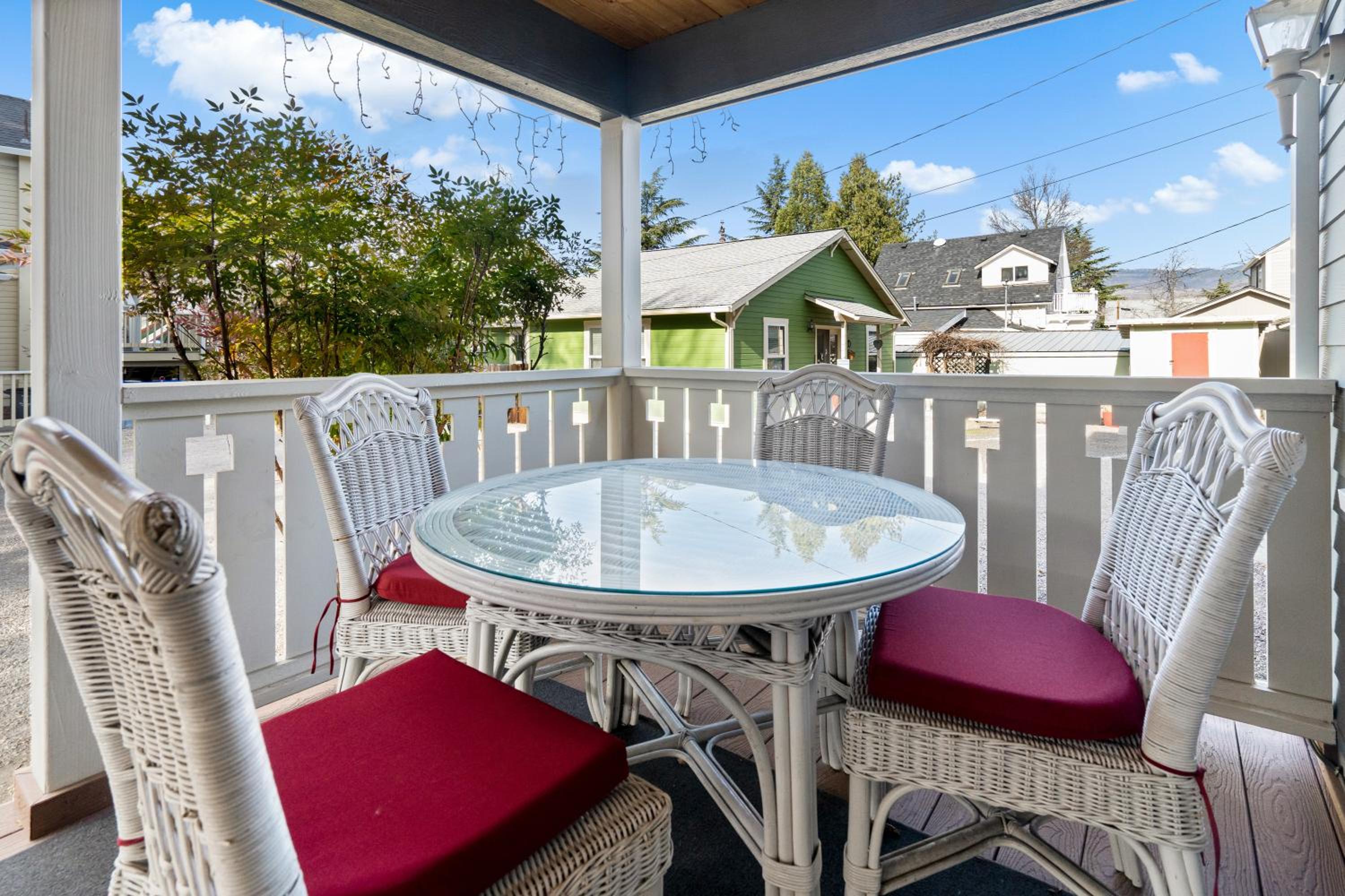 Pioneer Vacation Rentals - Pioneer Craftsman House view 3