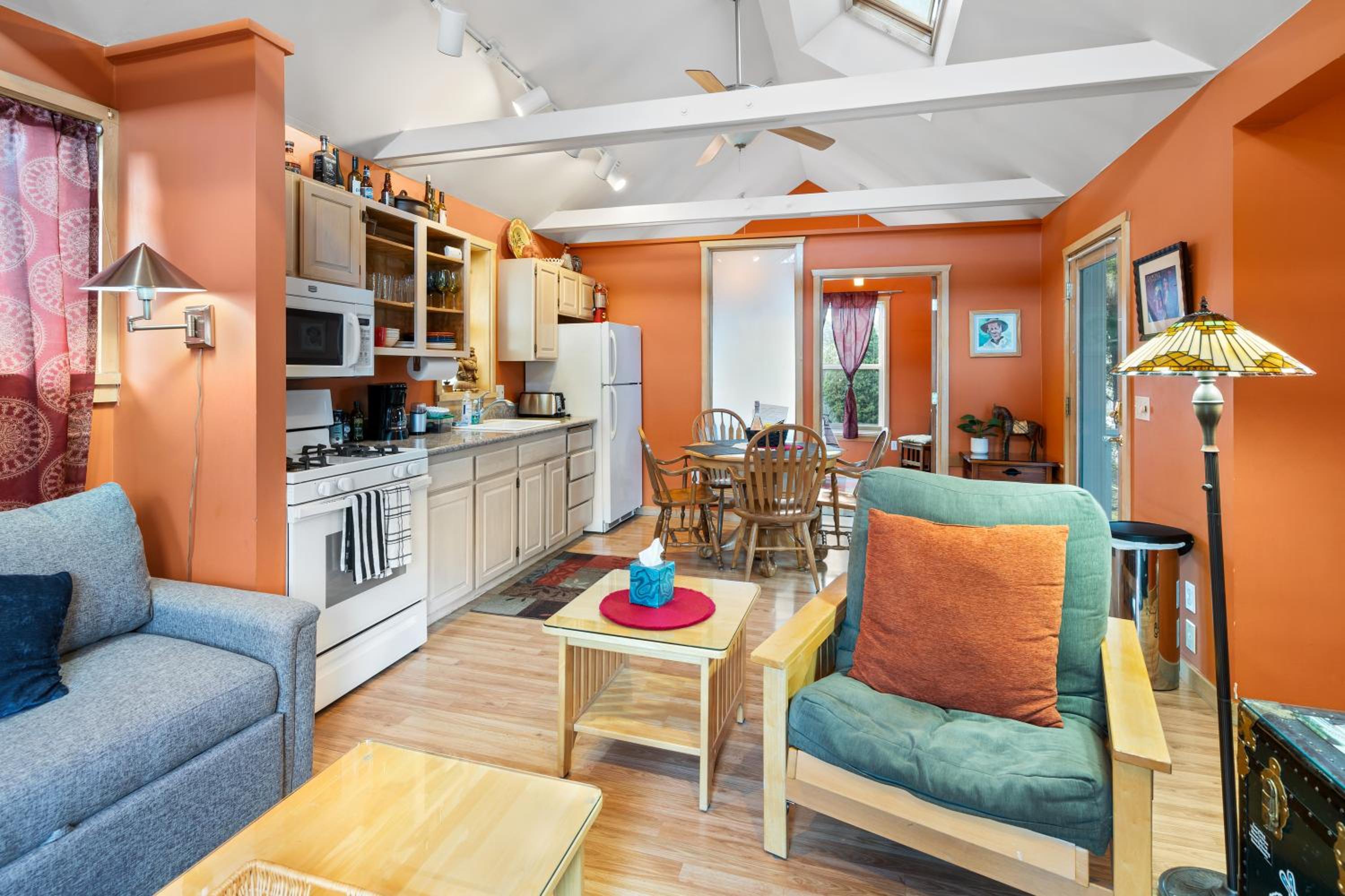 Bluemoon Vacation Rentals - Bluemoon Cottage view 4