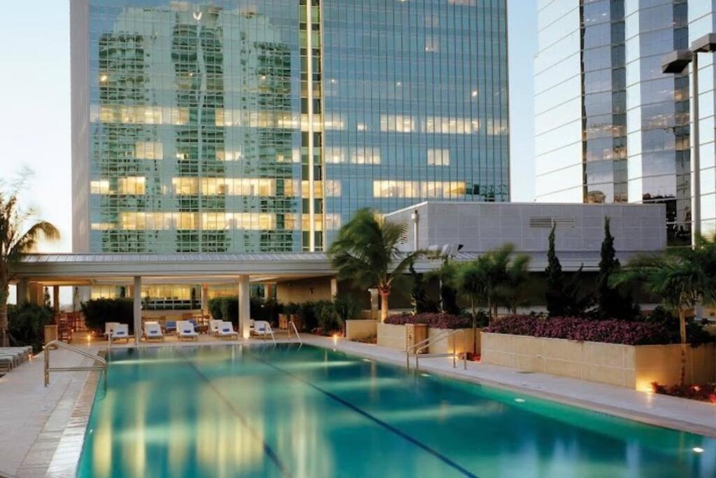 Brickell 31th Floor Sea View Free Parking by Palermo Home Miami
