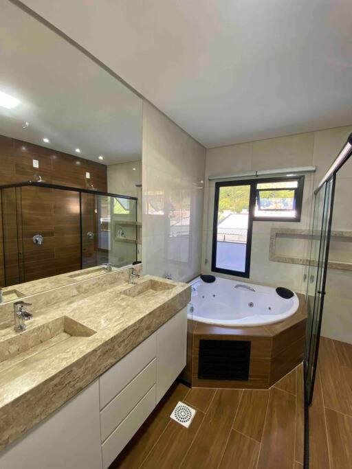 Casa Alto Padrão em condomínio fechado
