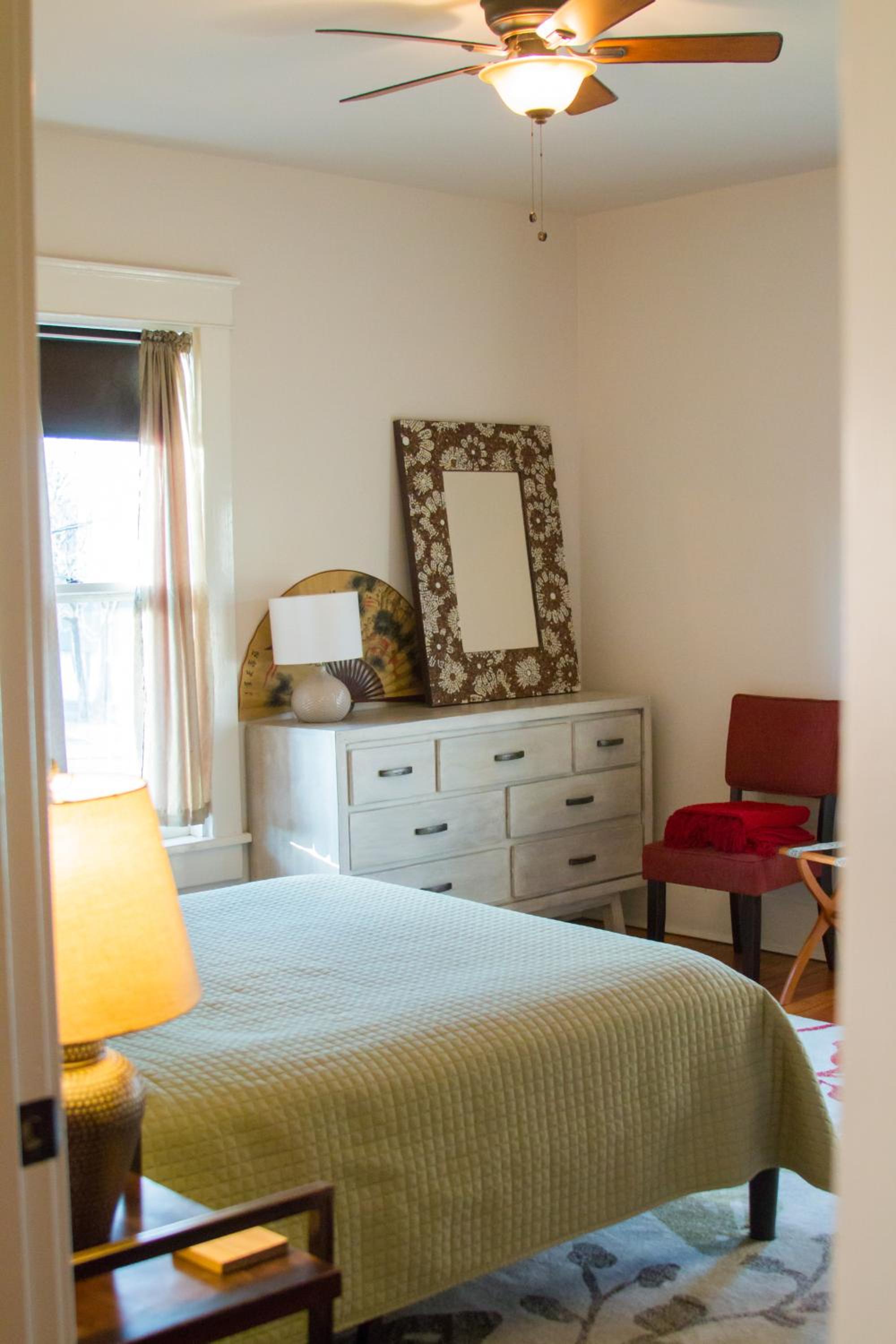 East Nashville upstairs apartment, one queen BR, 2 twin BR,1bath in Five Points, close to downtown view 3
