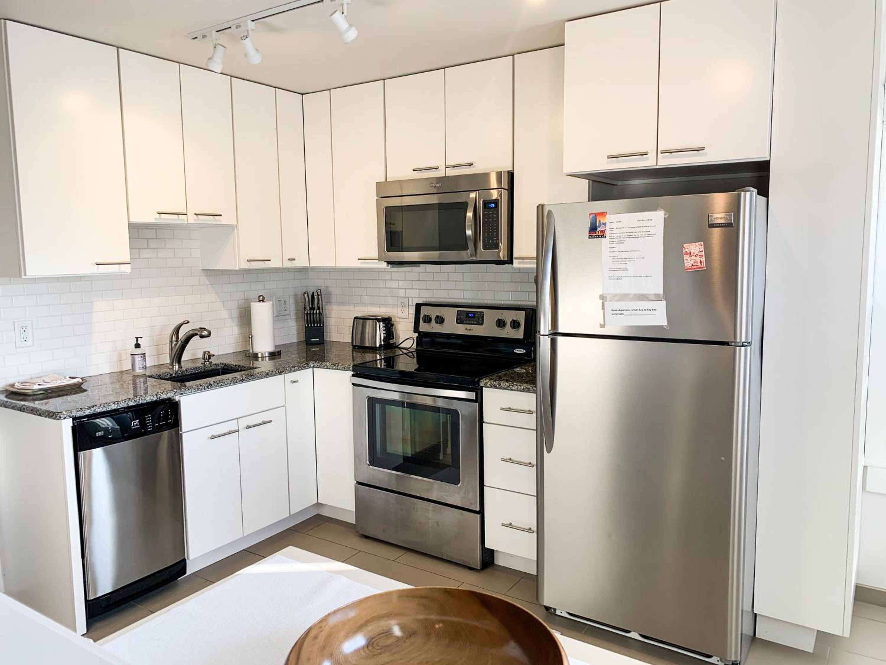 East Nashville upstairs apartment, one queen BR, 2 twin BR,1bath in Five Points, close to downtown view 4