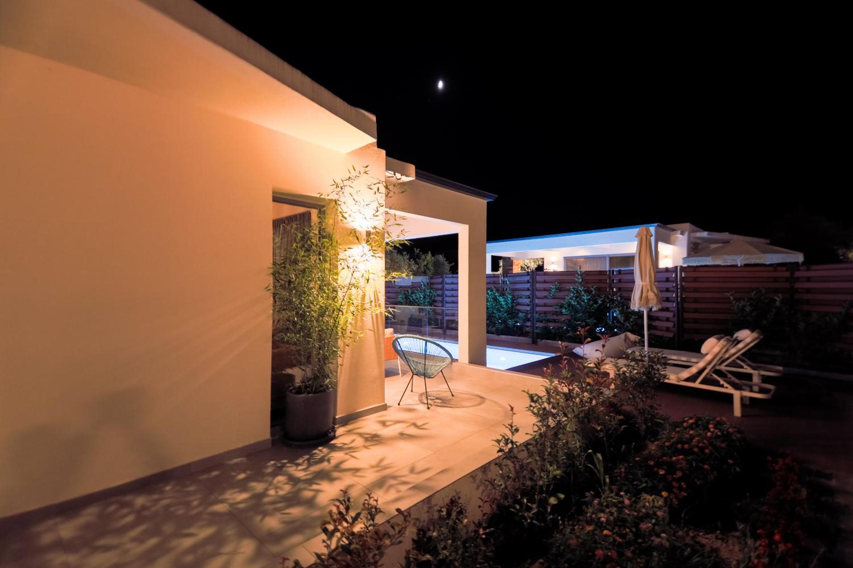 4 Roses Pool Villas