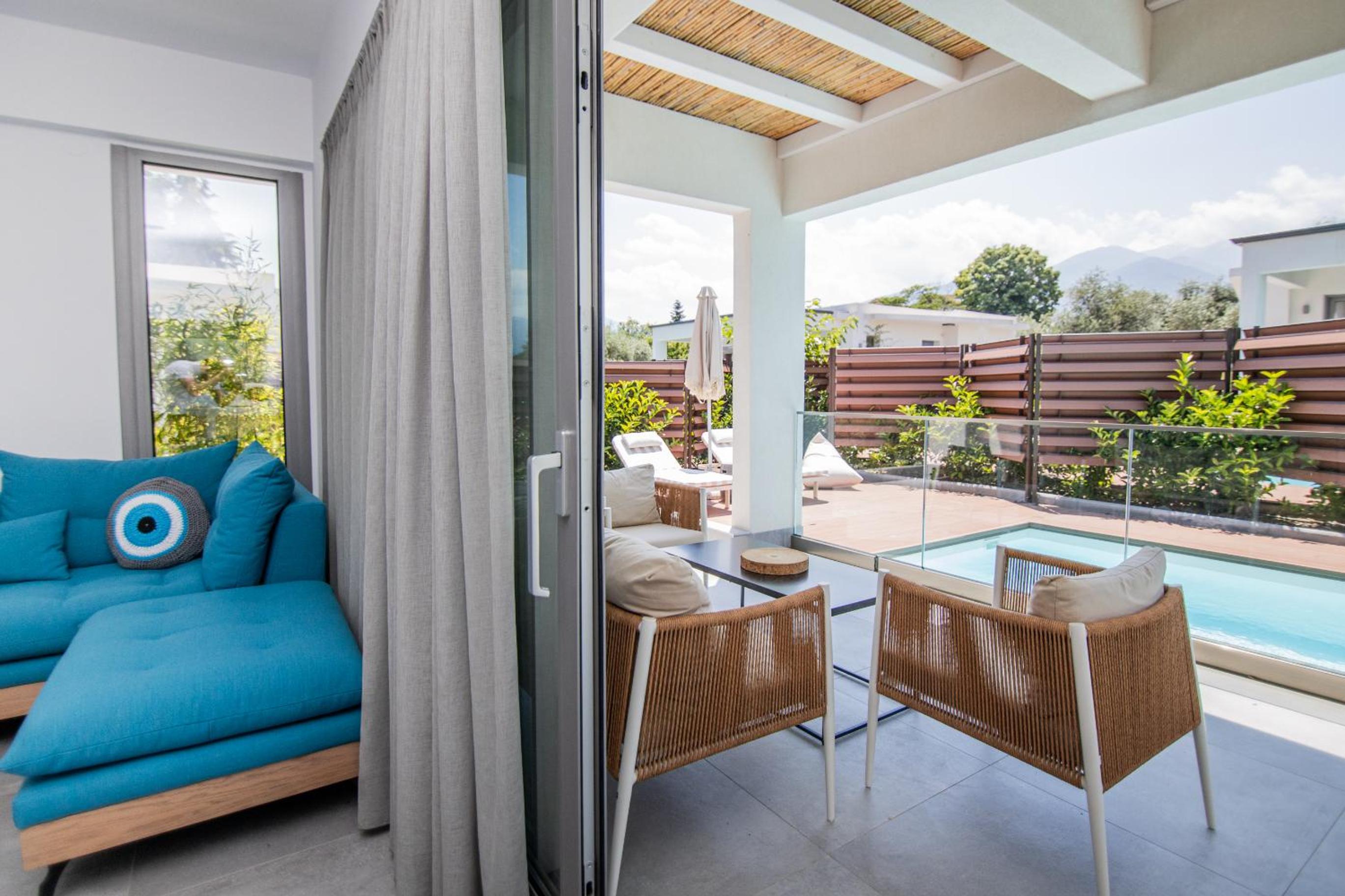 4 Roses Pool Villas