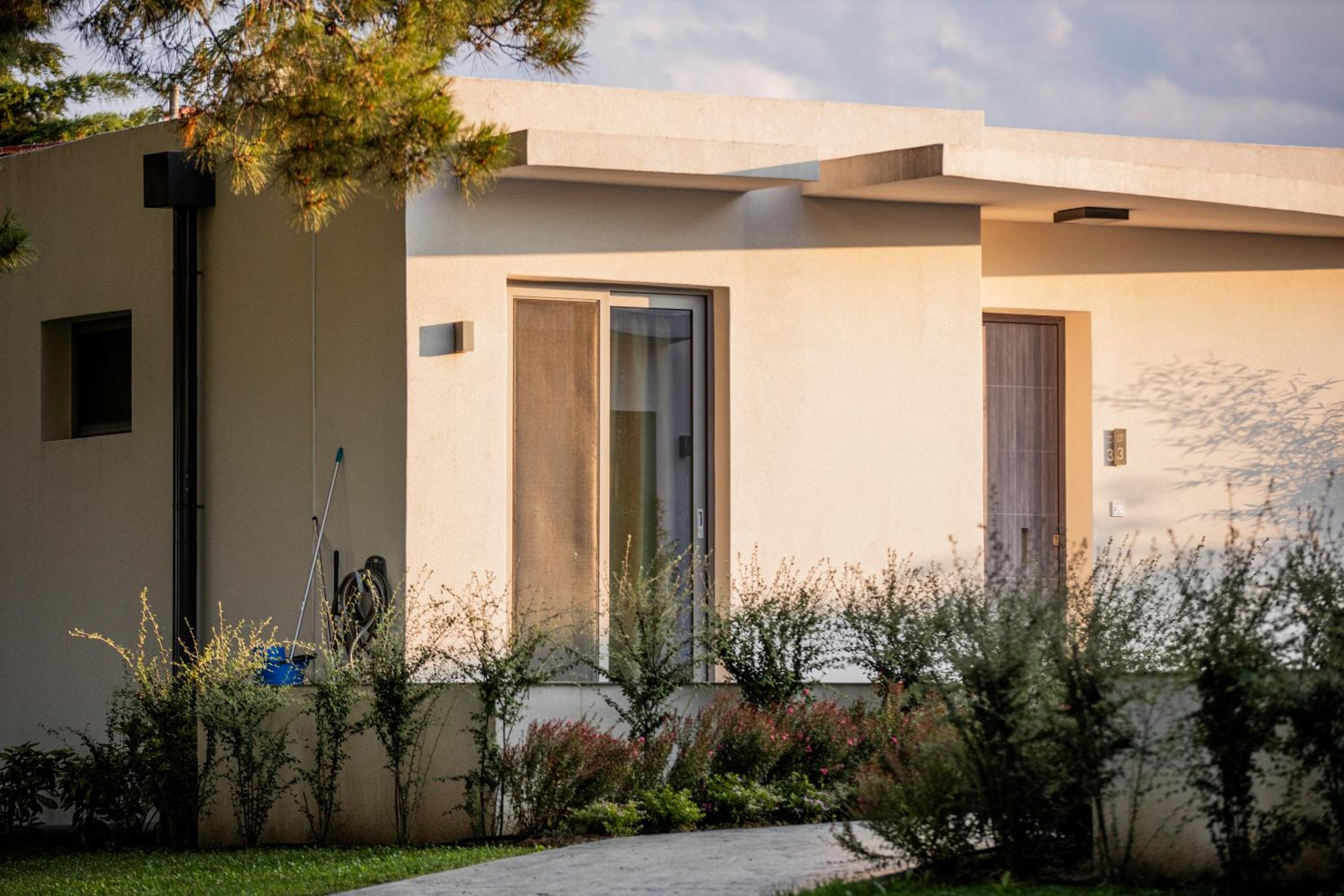 4 Roses Pool Villas