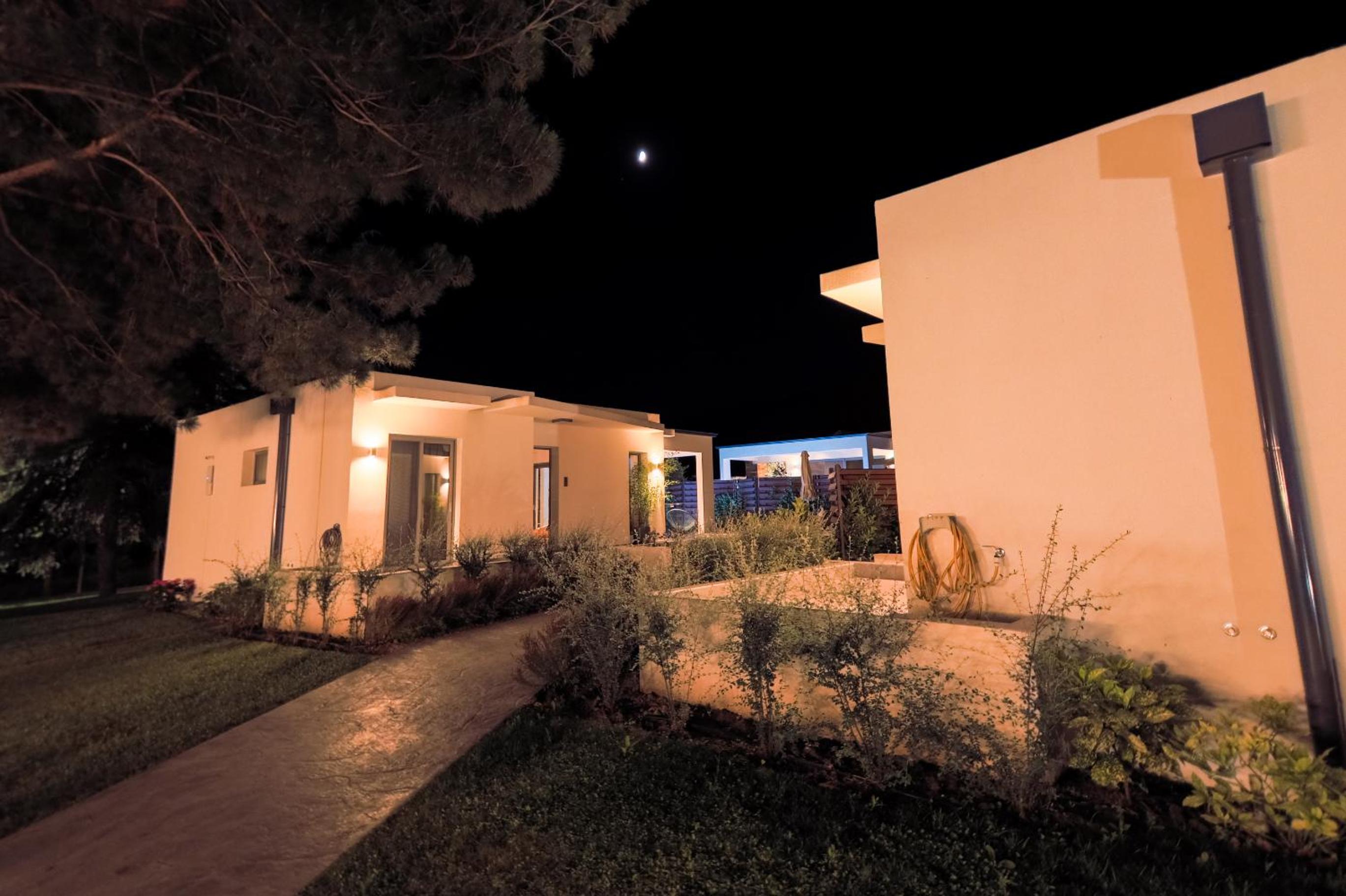 4 Roses Pool Villas
