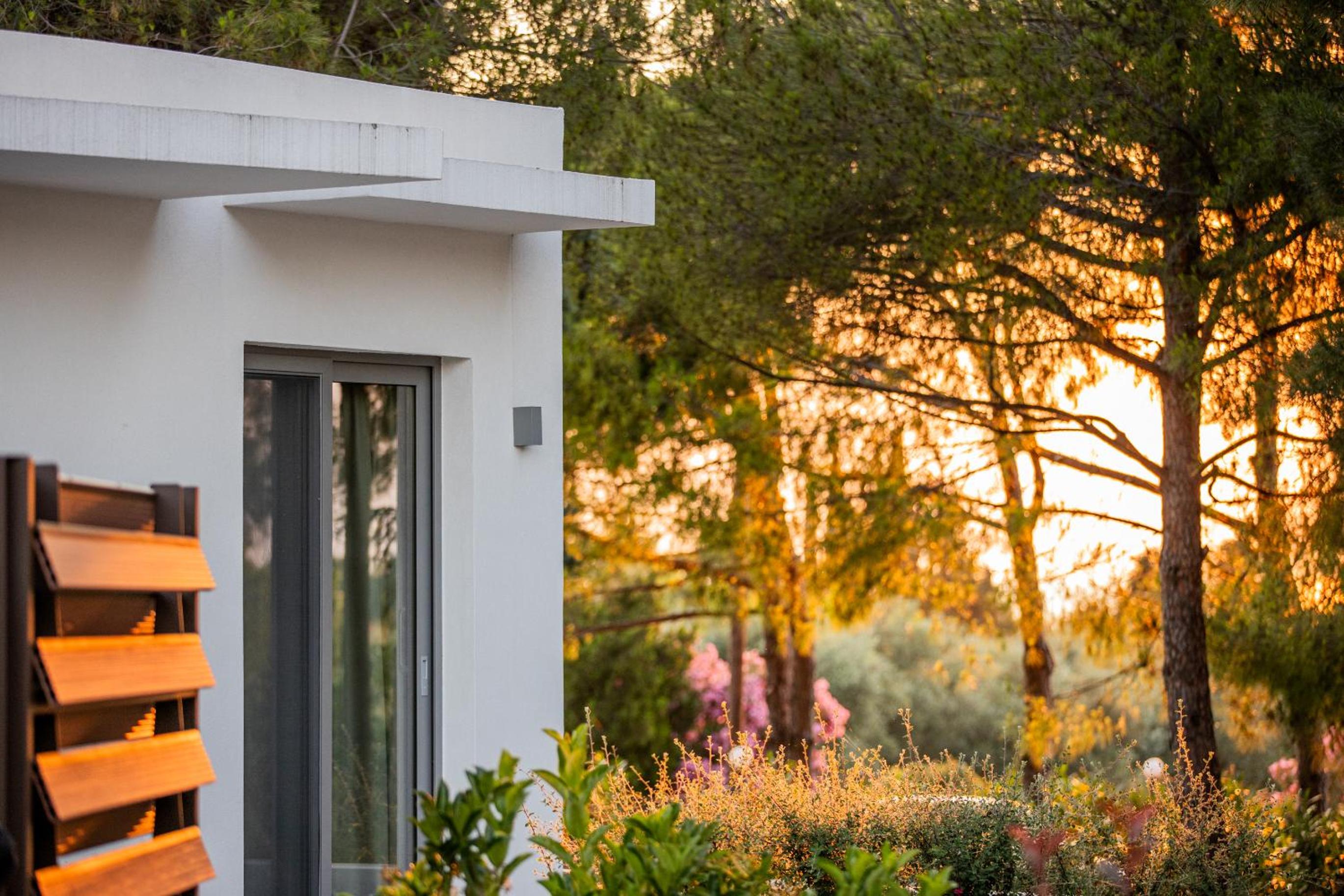 4 Roses Pool Villas