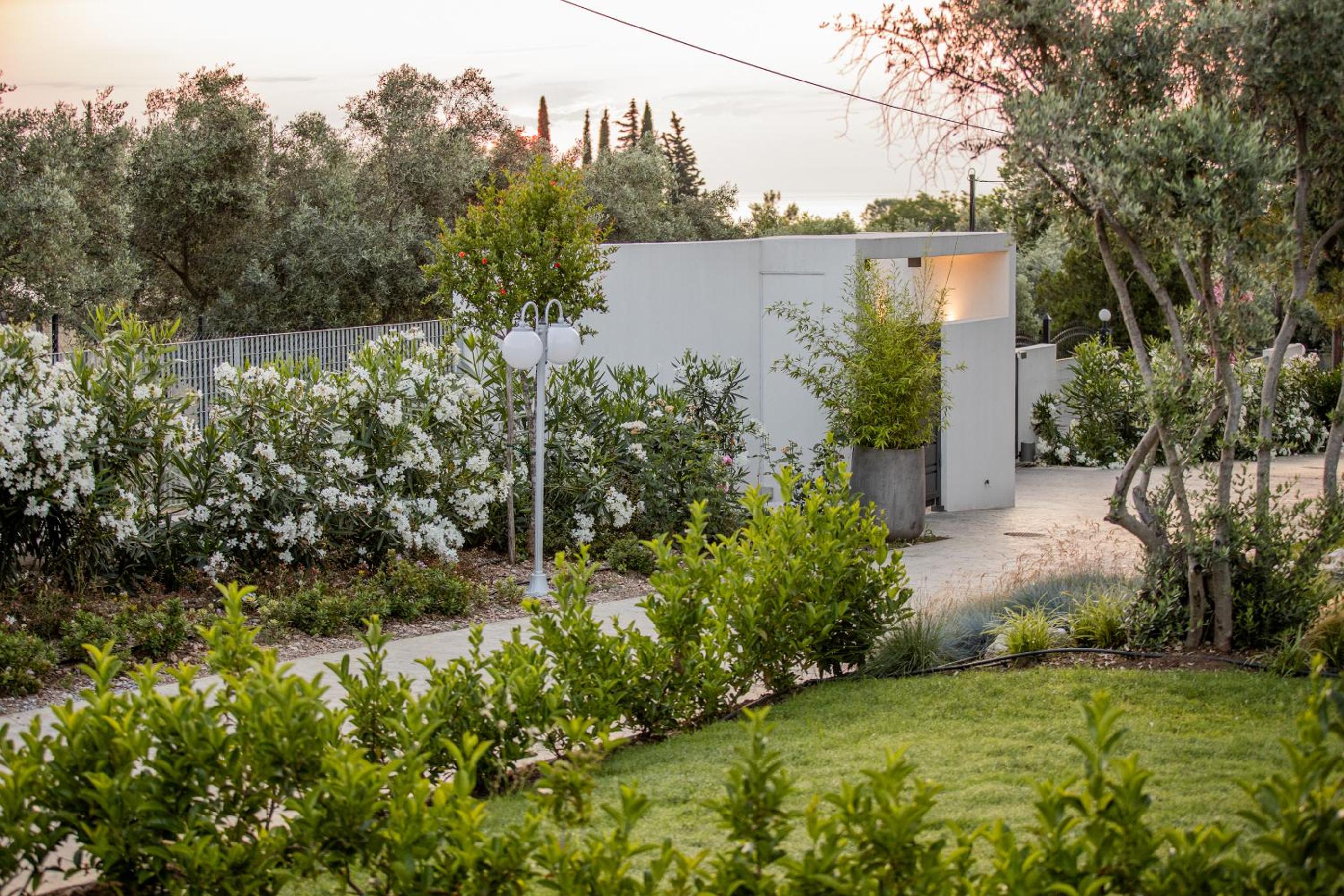 4 Roses Pool Villas