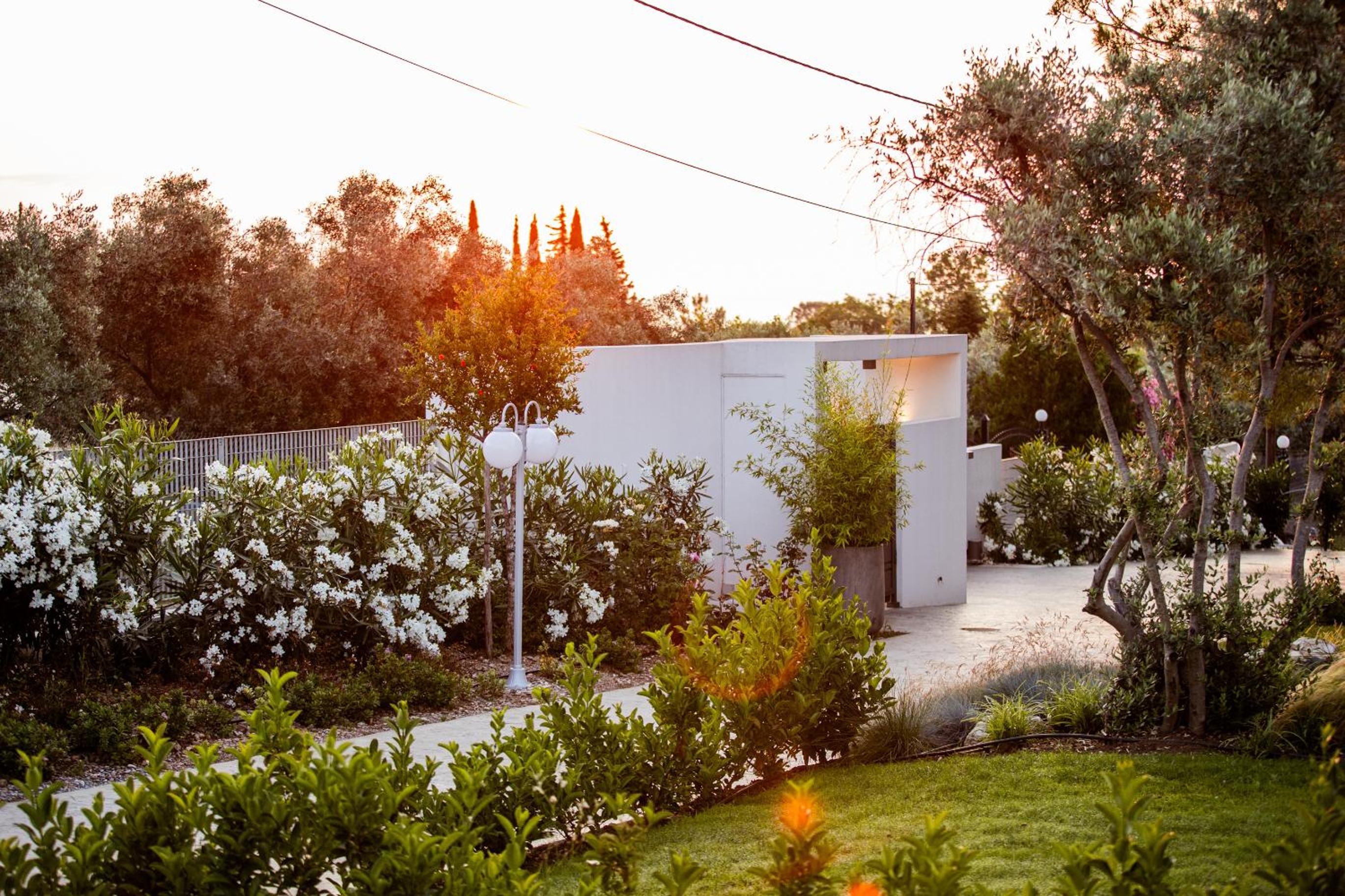 4 Roses Pool Villas