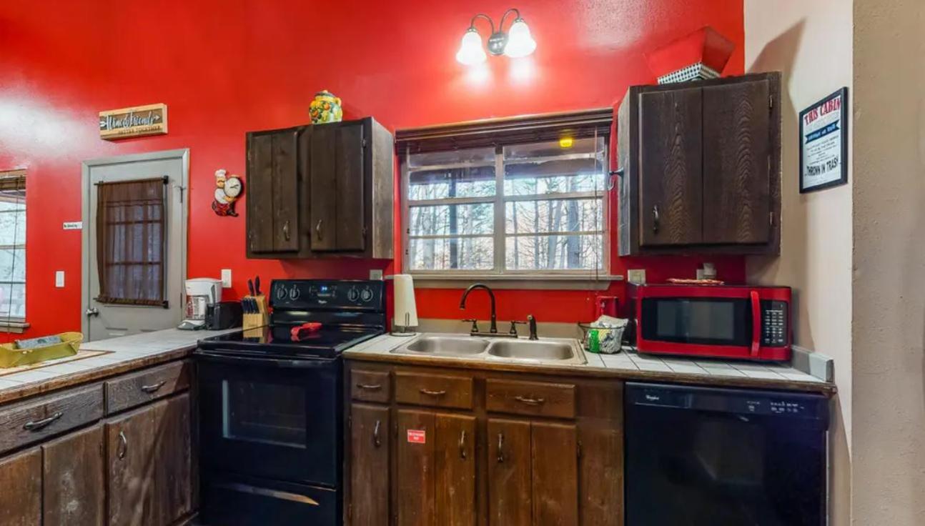 Bear Creek Hollow, FREE Dollywood ticket & more! 2 King bedrooms and loft w hot tub, game room WiFi view 4