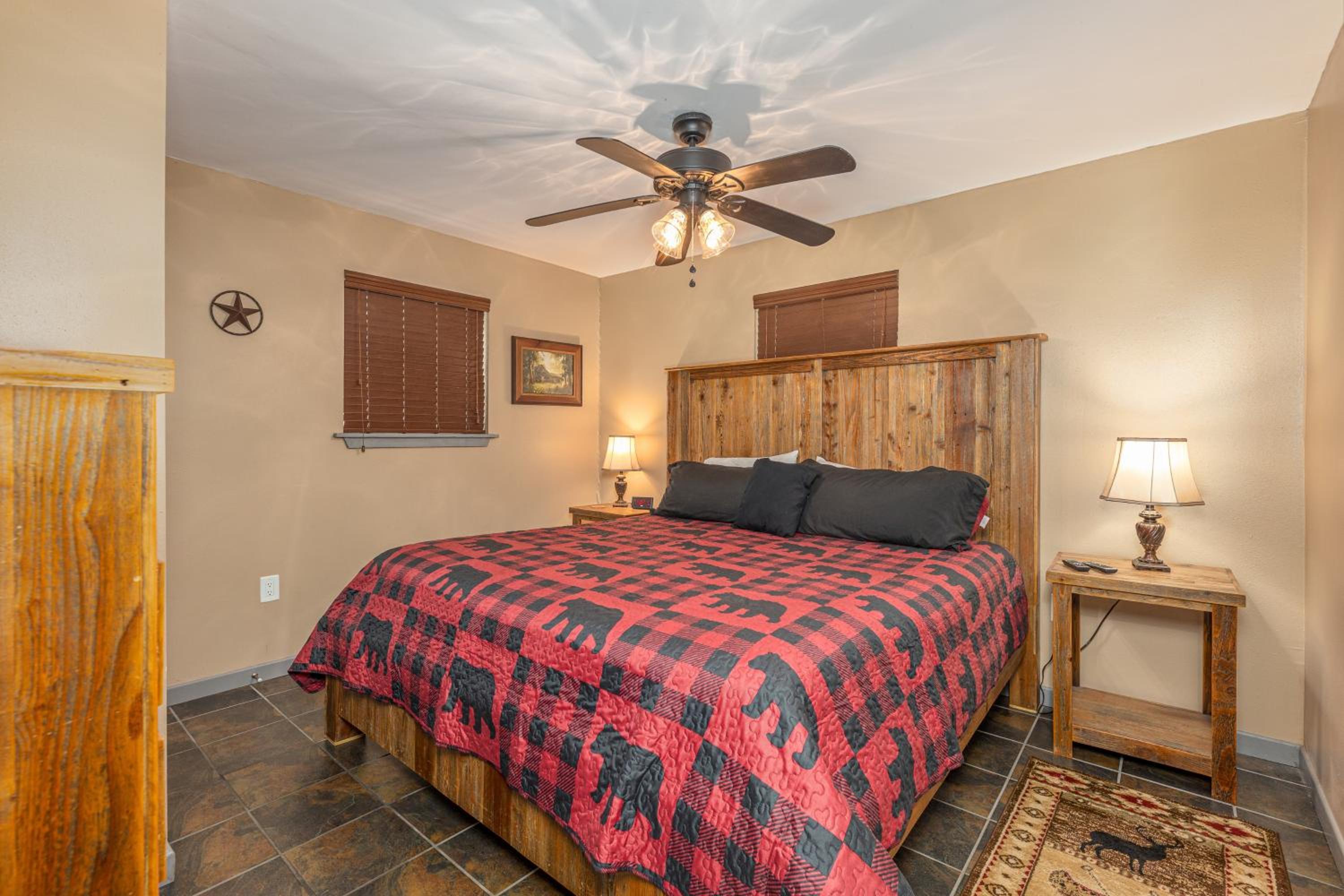 Bear Creek Hollow, FREE Dollywood ticket & more! 2 King bedrooms and loft w hot tub, game room WiFi view 5