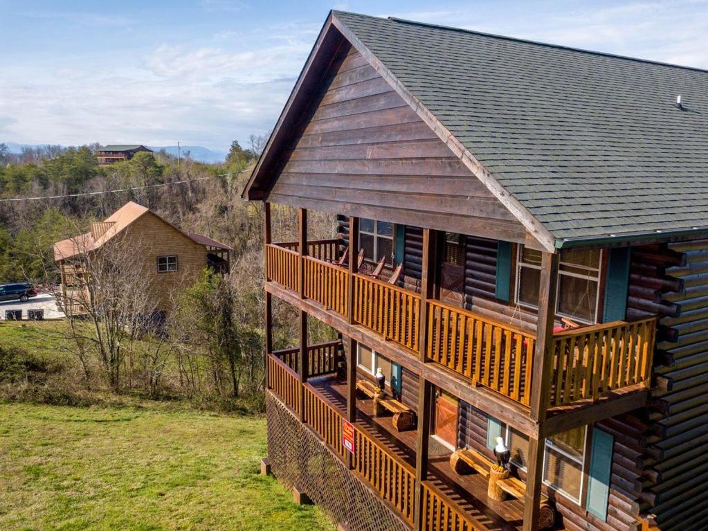 Eagles View, 3 king br, 3 bath, no step entrance, hot tub, Wi-Fi, game room, peaceful deck, griddle view 3