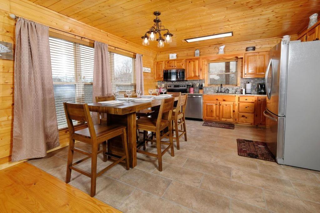 Eagles View, 3 king br, 3 bath, no step entrance, hot tub, Wi-Fi, game room, peaceful deck, griddle view 4