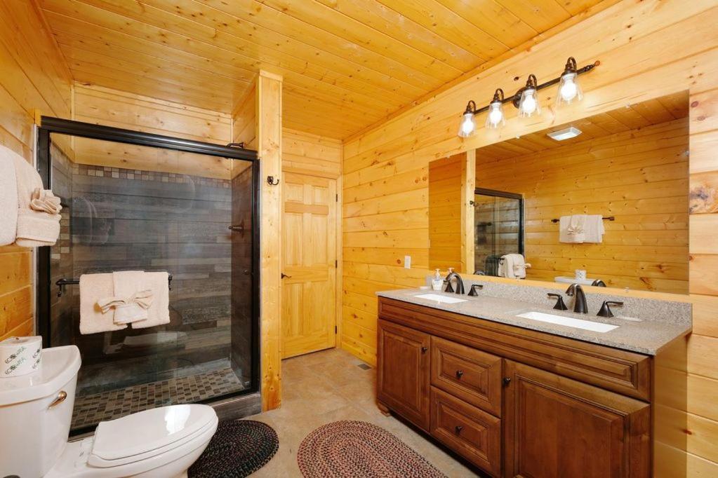 Eagles View, 3 king br, 3 bath, no step entrance, hot tub, Wi-Fi, game room, peaceful deck, griddle view 5