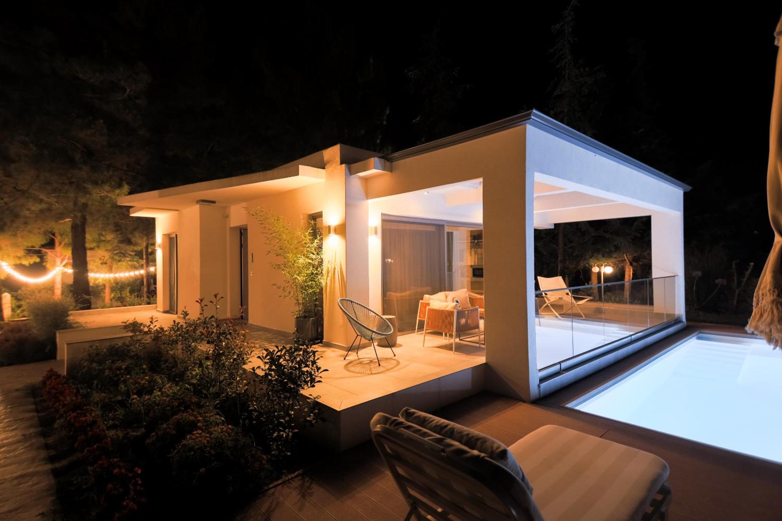 4 Roses Pool Villas