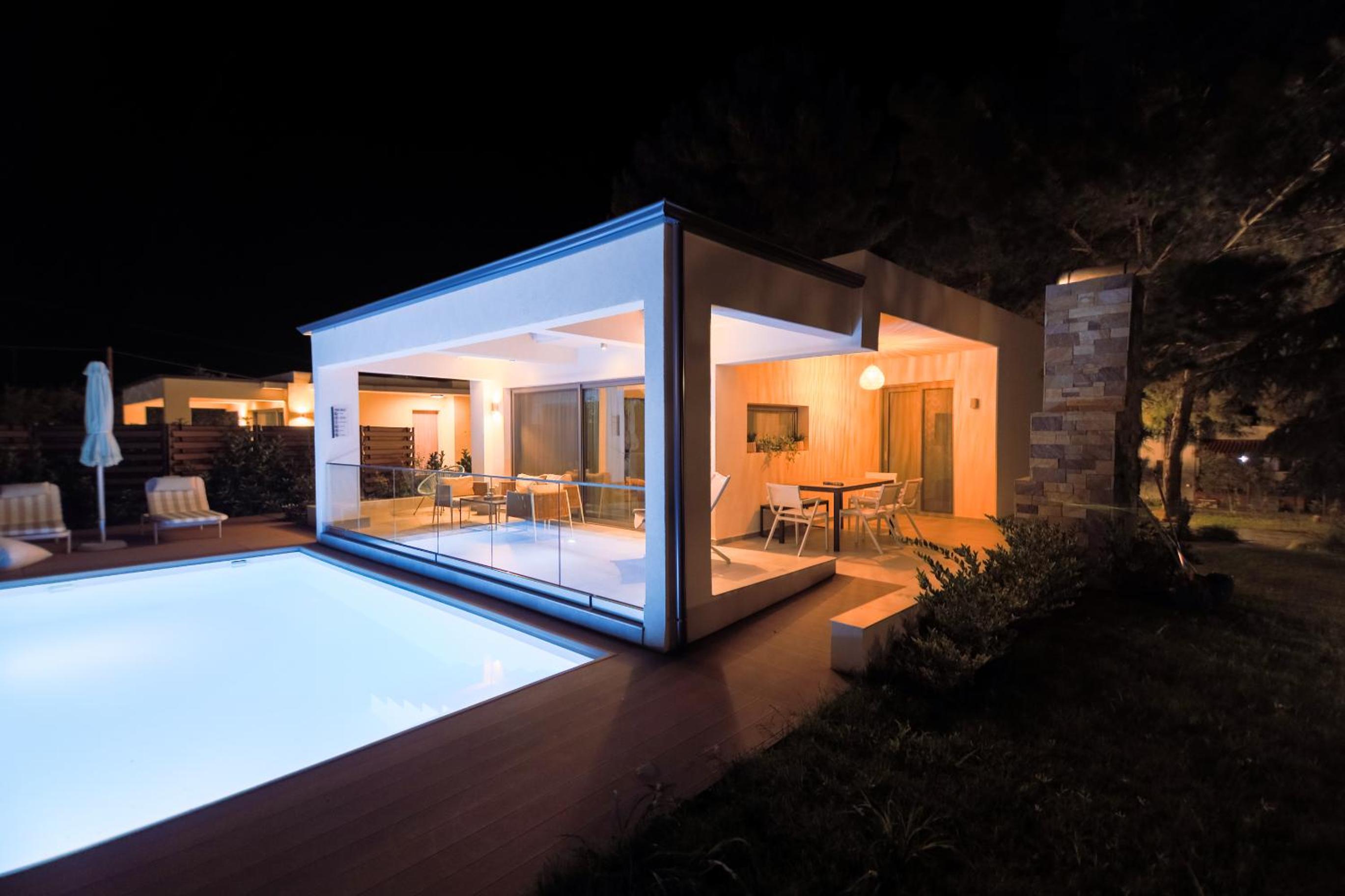 4 Roses Pool Villas