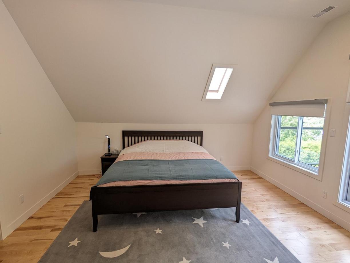 Impeccable, modern, river view, renovated cottage