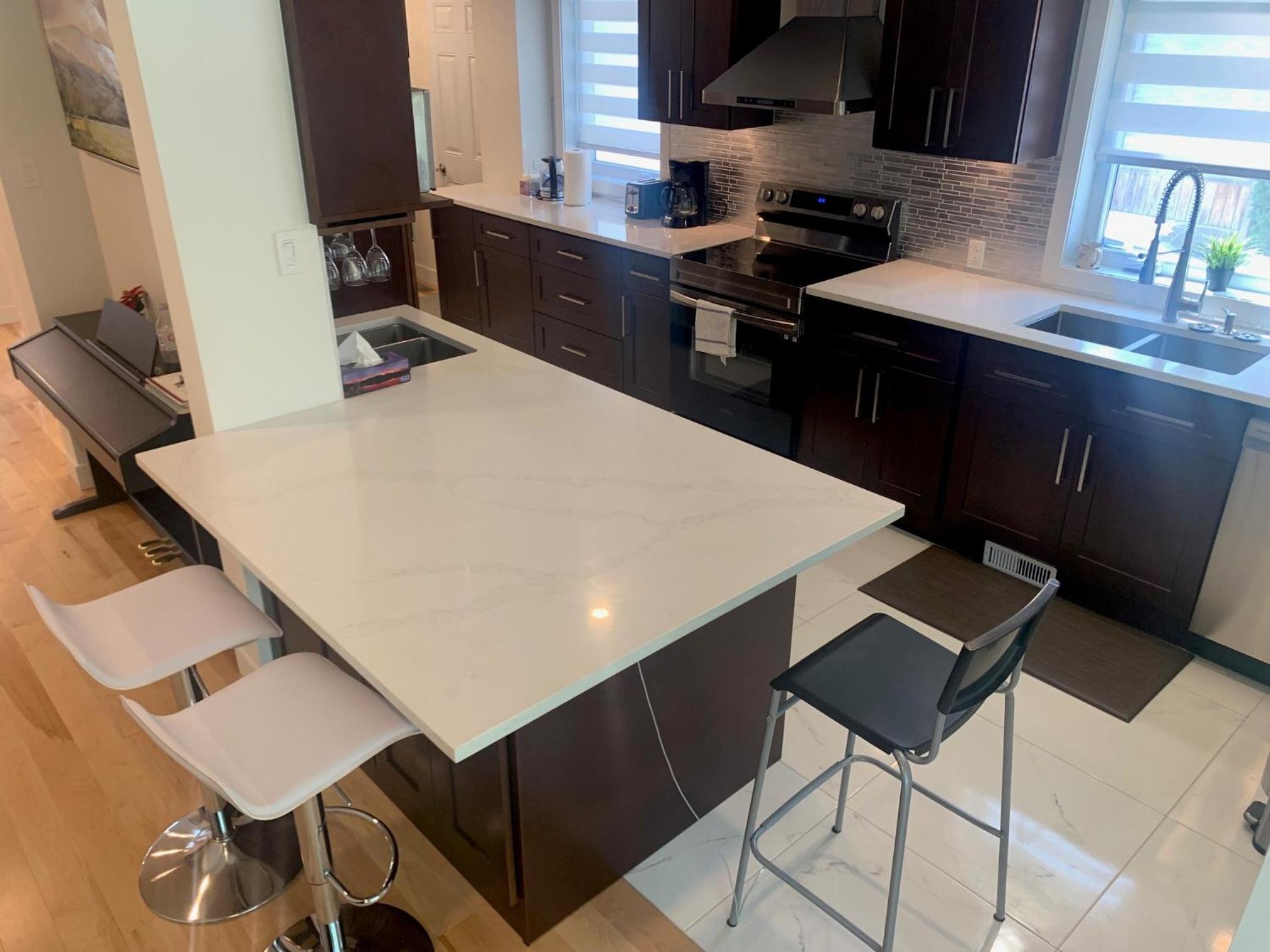 Impeccable, modern, river view, renovated cottage
