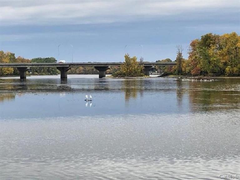 Impeccable, modern, river view, renovated cottage