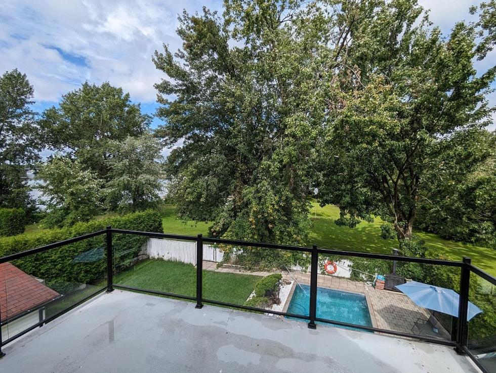 Impeccable, modern, river view, renovated cottage