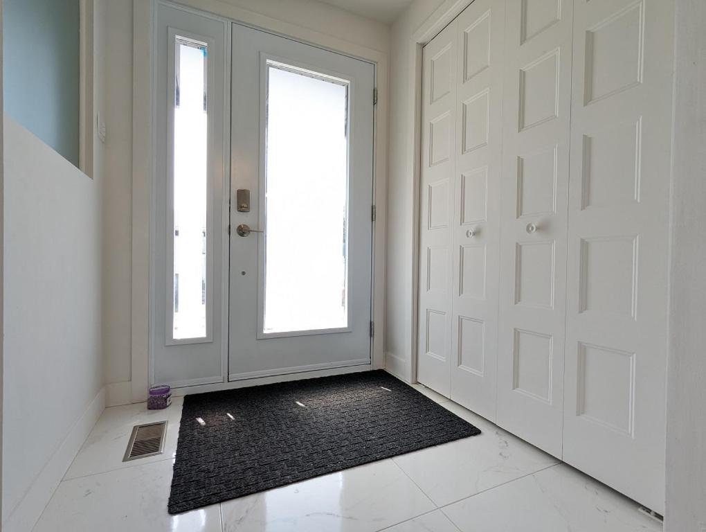 Impeccable, modern, river view, renovated cottage