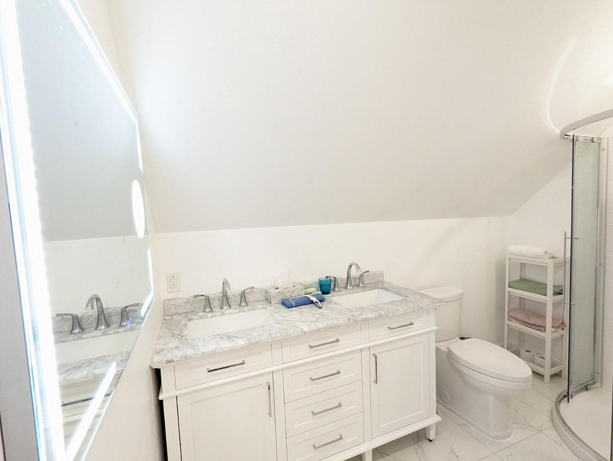 Impeccable, modern, river view, renovated cottage