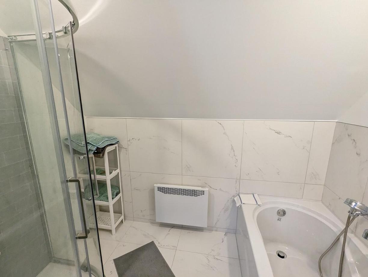 Impeccable, modern, river view, renovated cottage