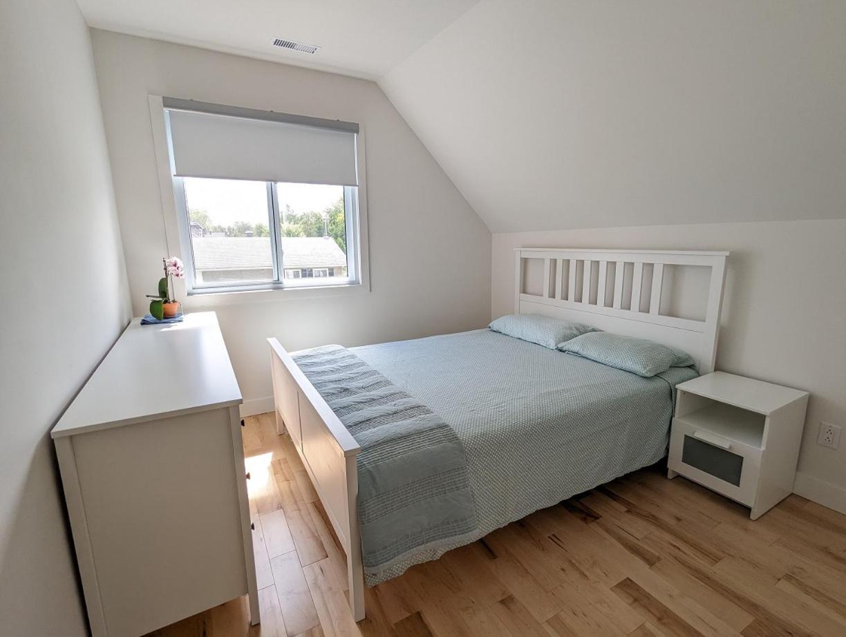 Impeccable, modern, river view, renovated cottage