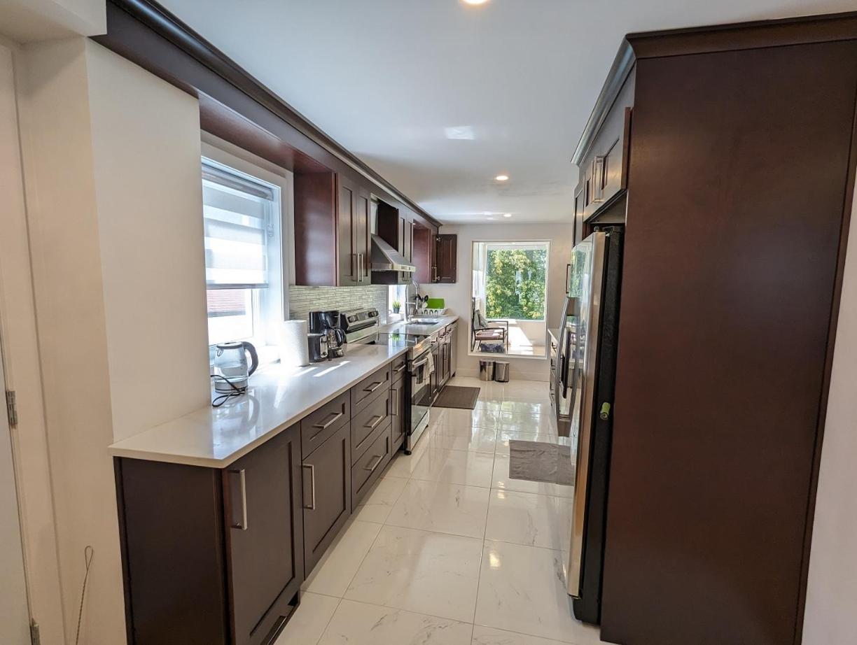 Impeccable, modern, river view, renovated cottage