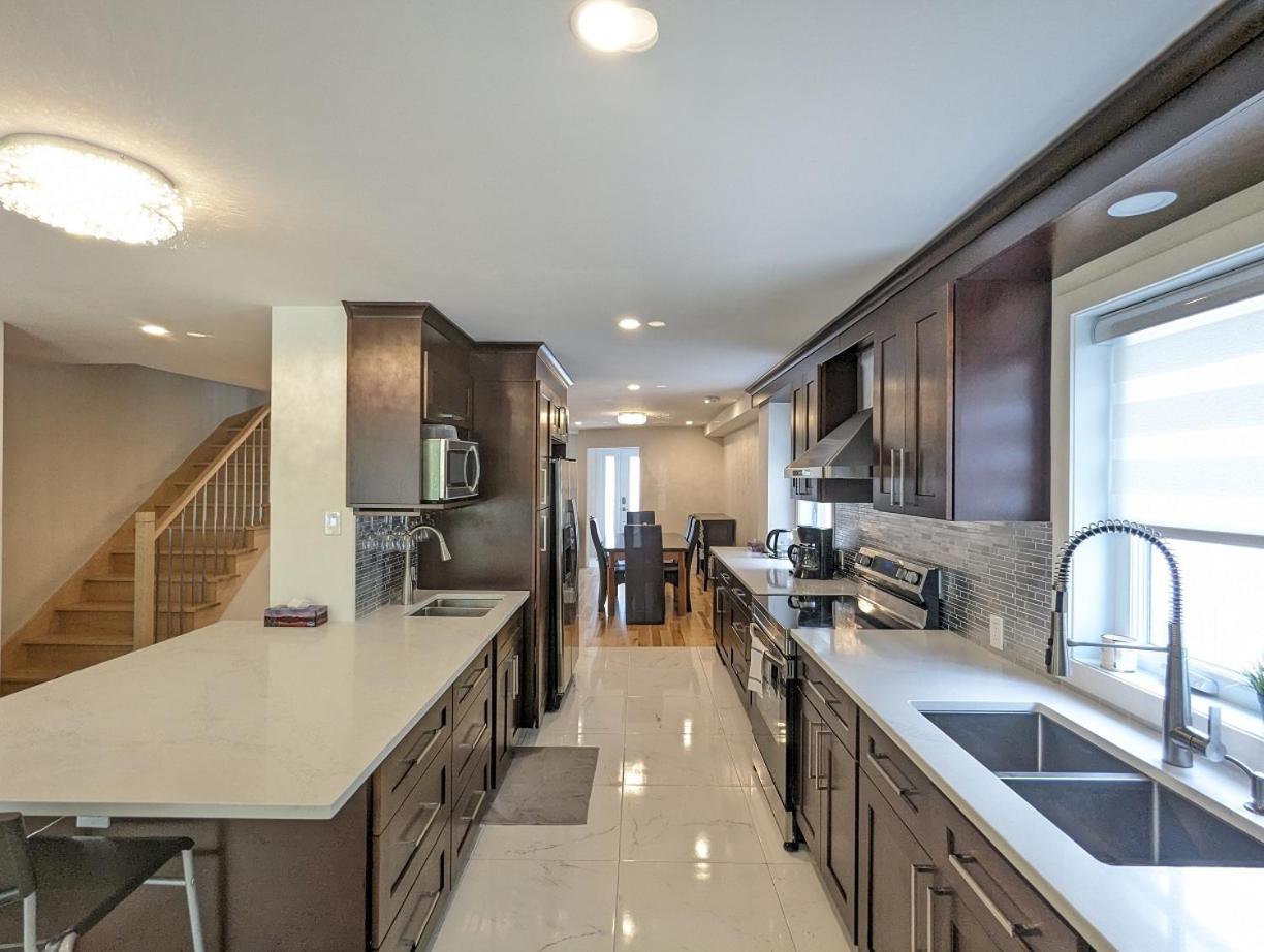 Impeccable, modern, river view, renovated cottage