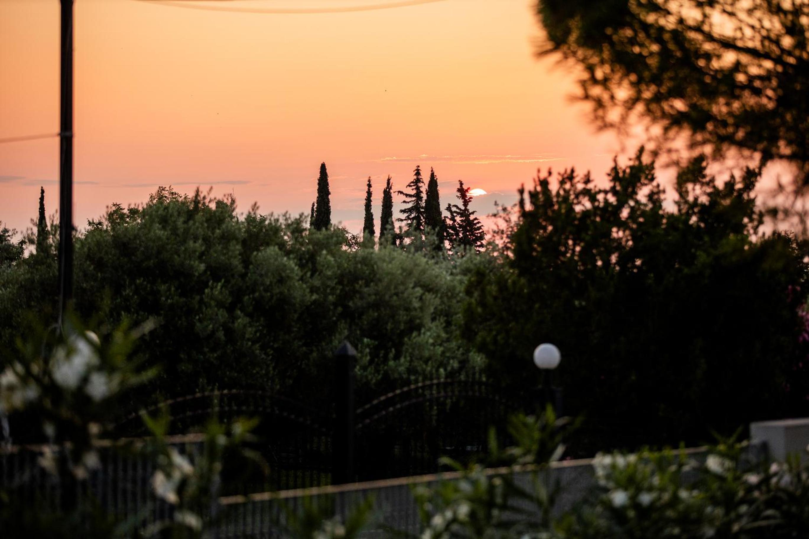 4 Roses Pool Villas