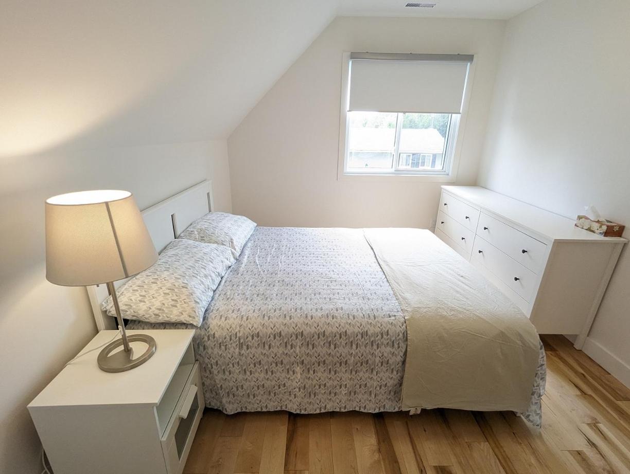 Impeccable, modern, river view, renovated cottage
