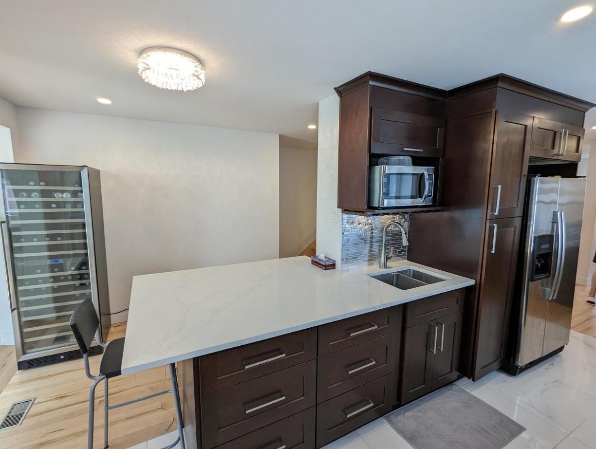 Impeccable, modern, river view, renovated cottage