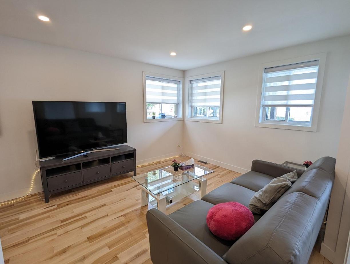 Impeccable, modern, river view, renovated cottage