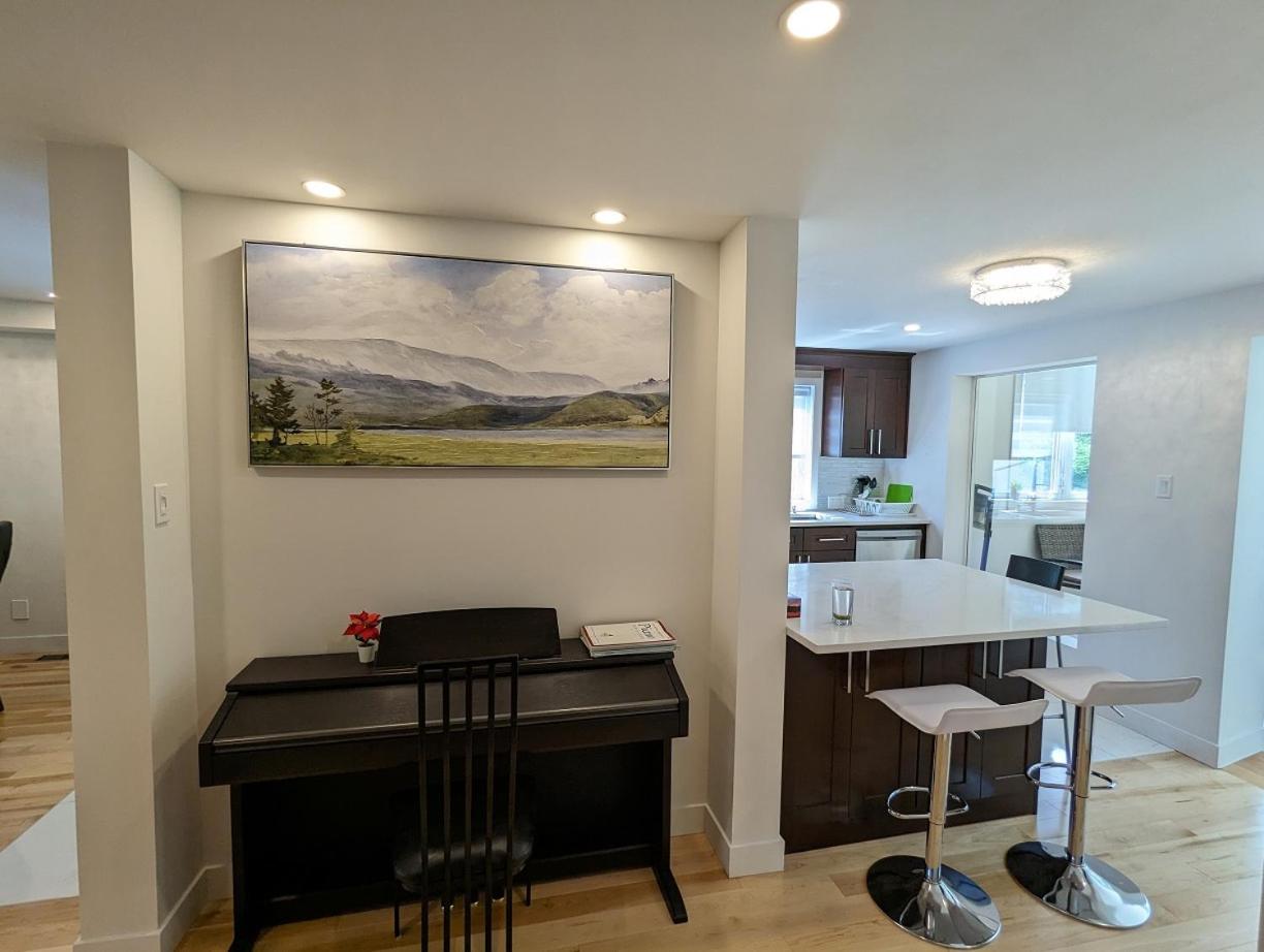 Impeccable, modern, river view, renovated cottage