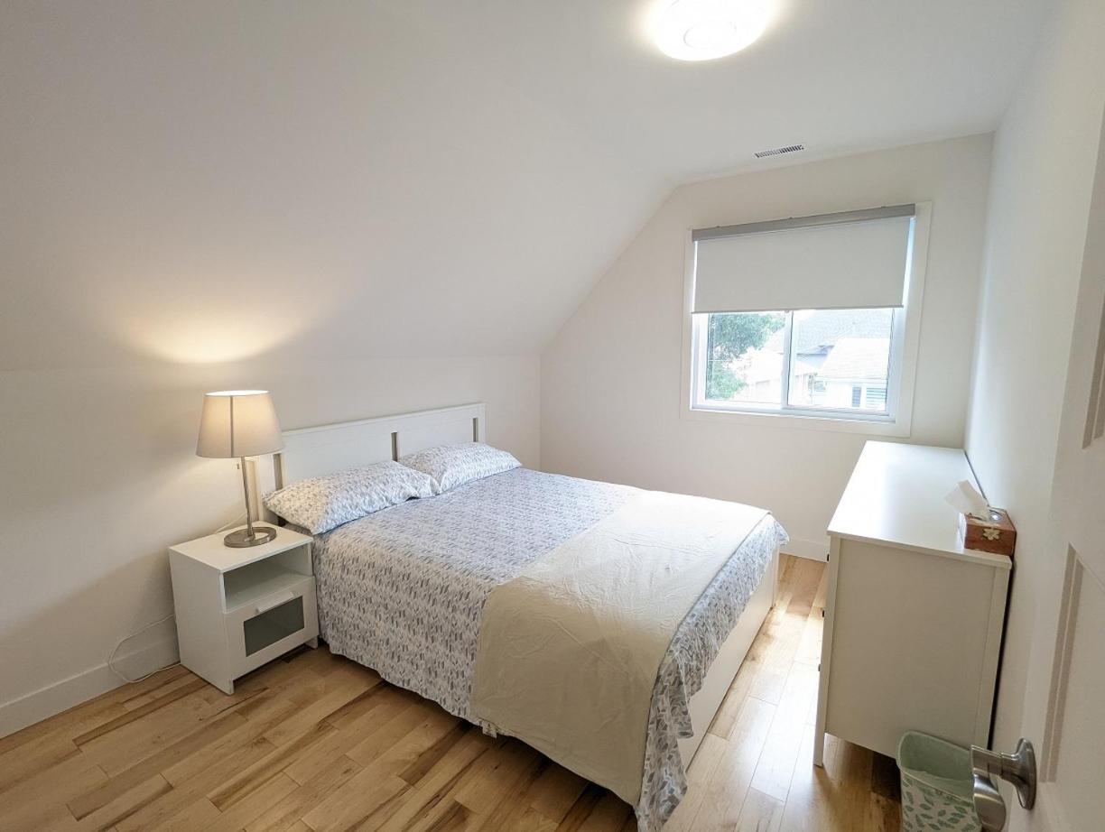 Impeccable, modern, river view, renovated cottage
