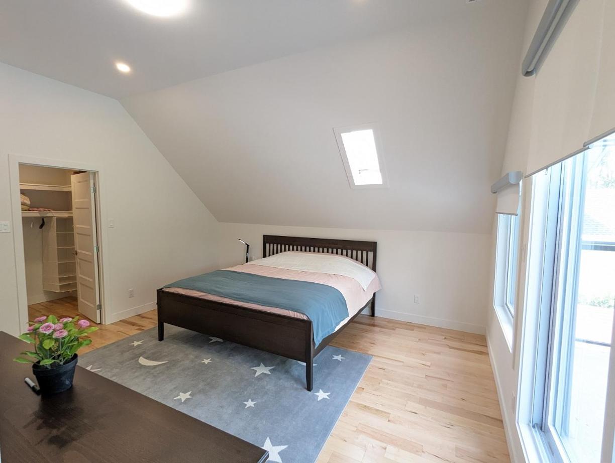 Impeccable, modern, river view, renovated cottage