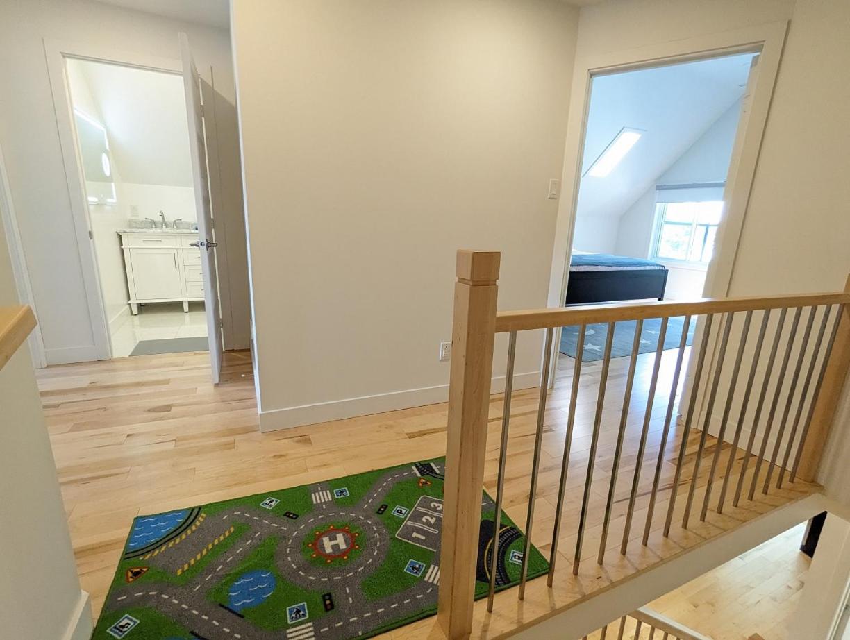Impeccable, modern, river view, renovated cottage