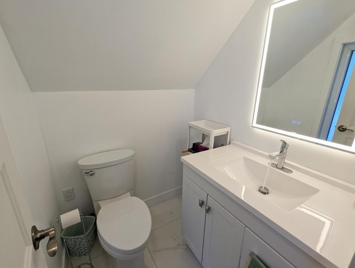 Impeccable, modern, river view, renovated cottage