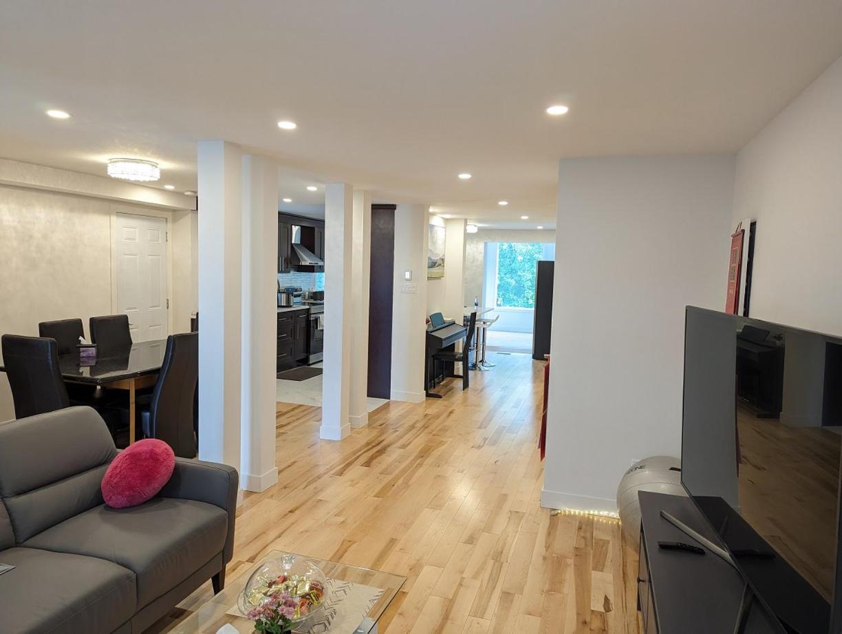 Impeccable, modern, river view, renovated cottage