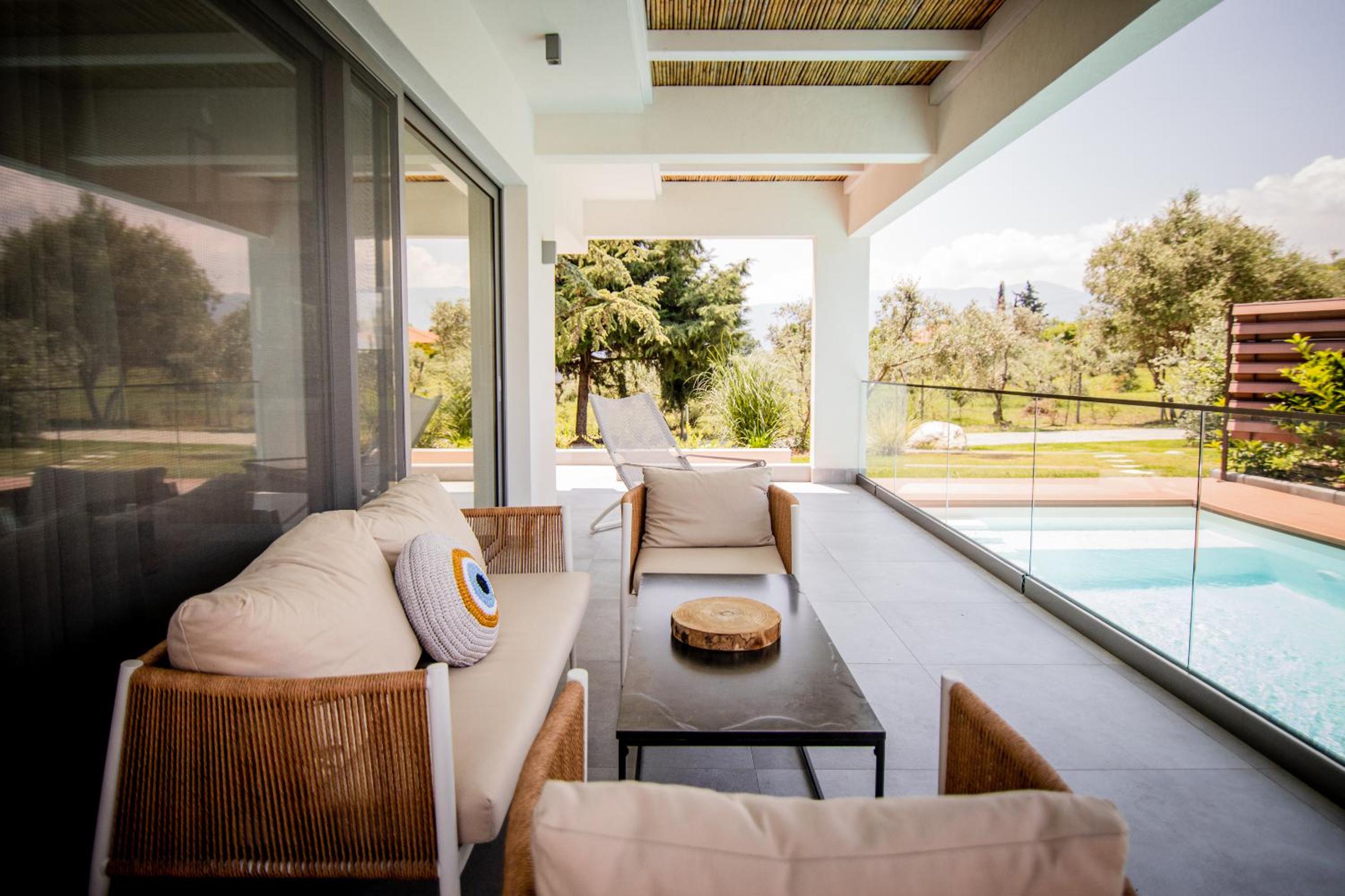 4 Roses Pool Villas