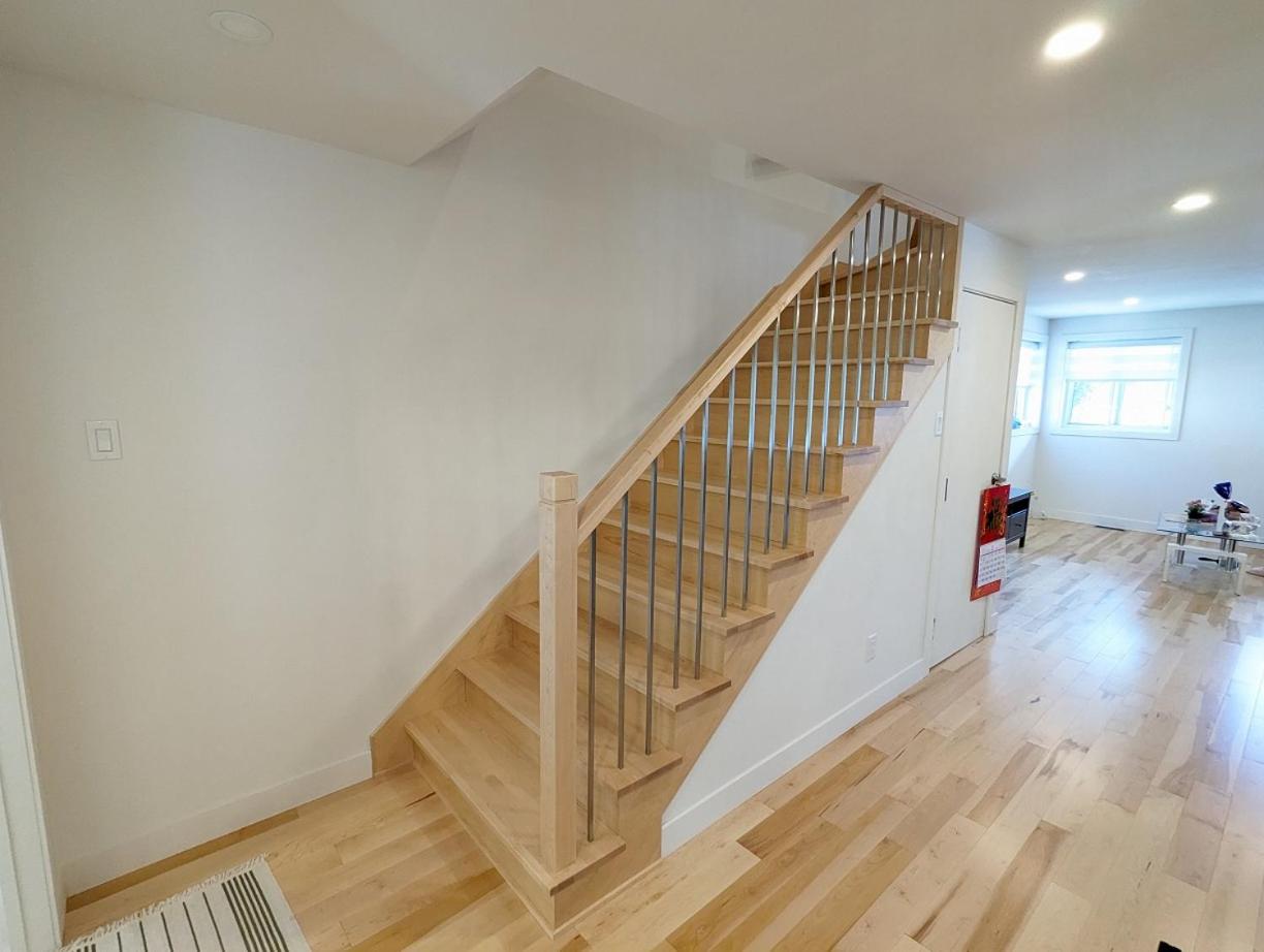 Impeccable, modern, river view, renovated cottage