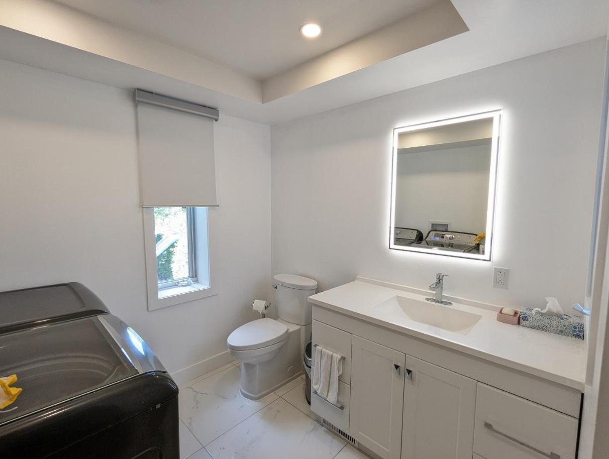 Impeccable, modern, river view, renovated cottage