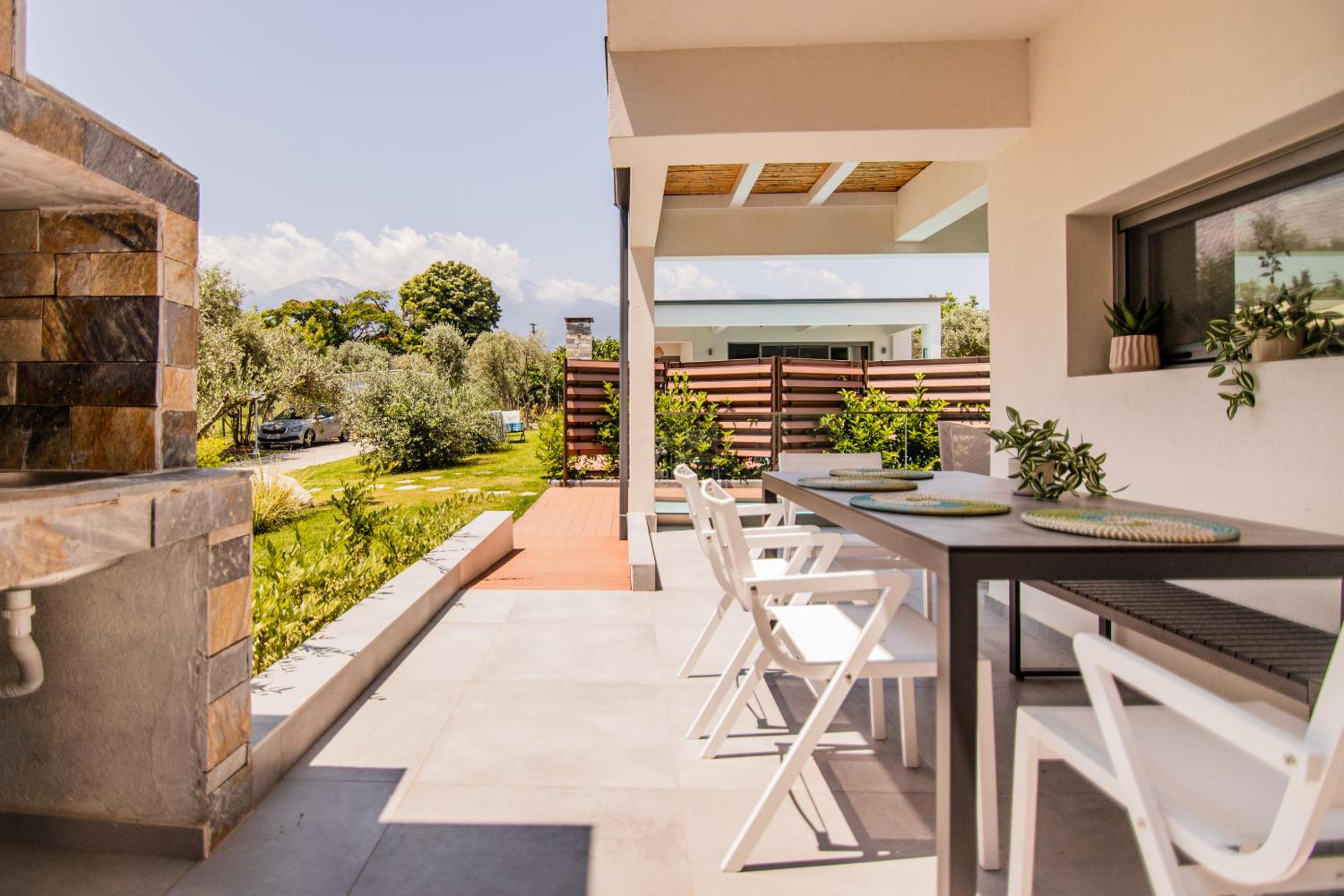 4 Roses Pool Villas
