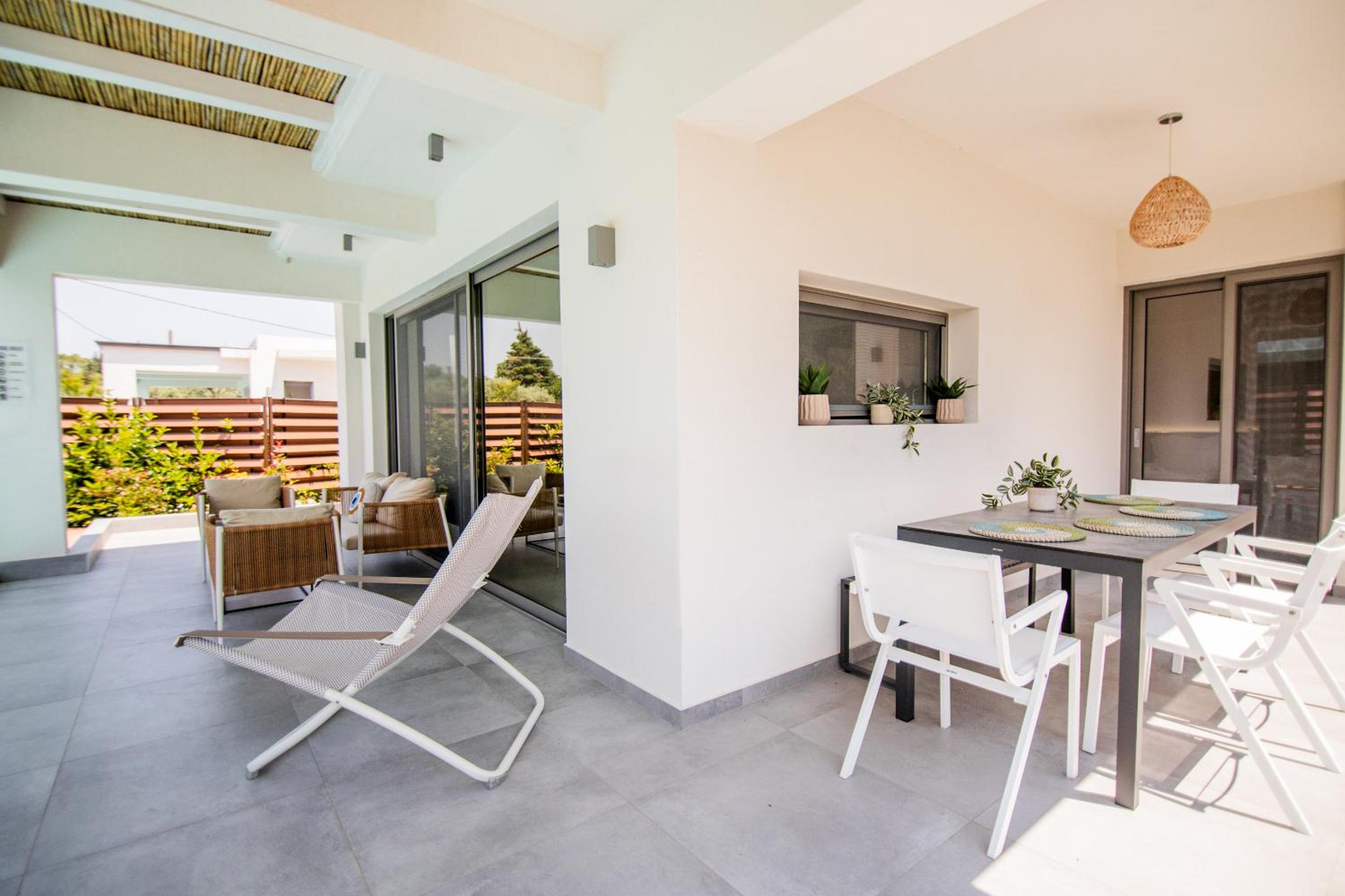 4 Roses Pool Villas